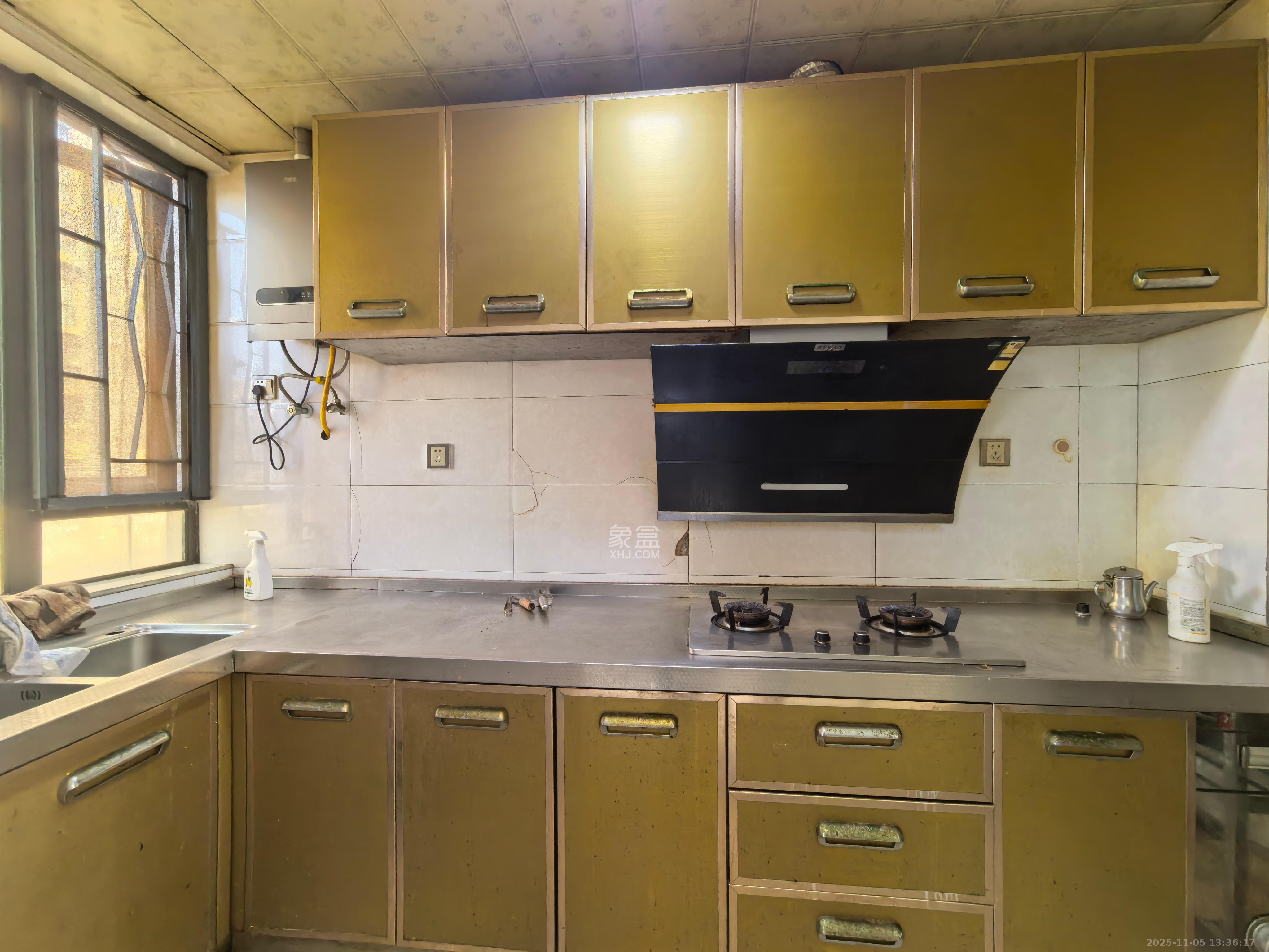 东岸梅园小区  3室2厅2卫    2400.0元/月室内图