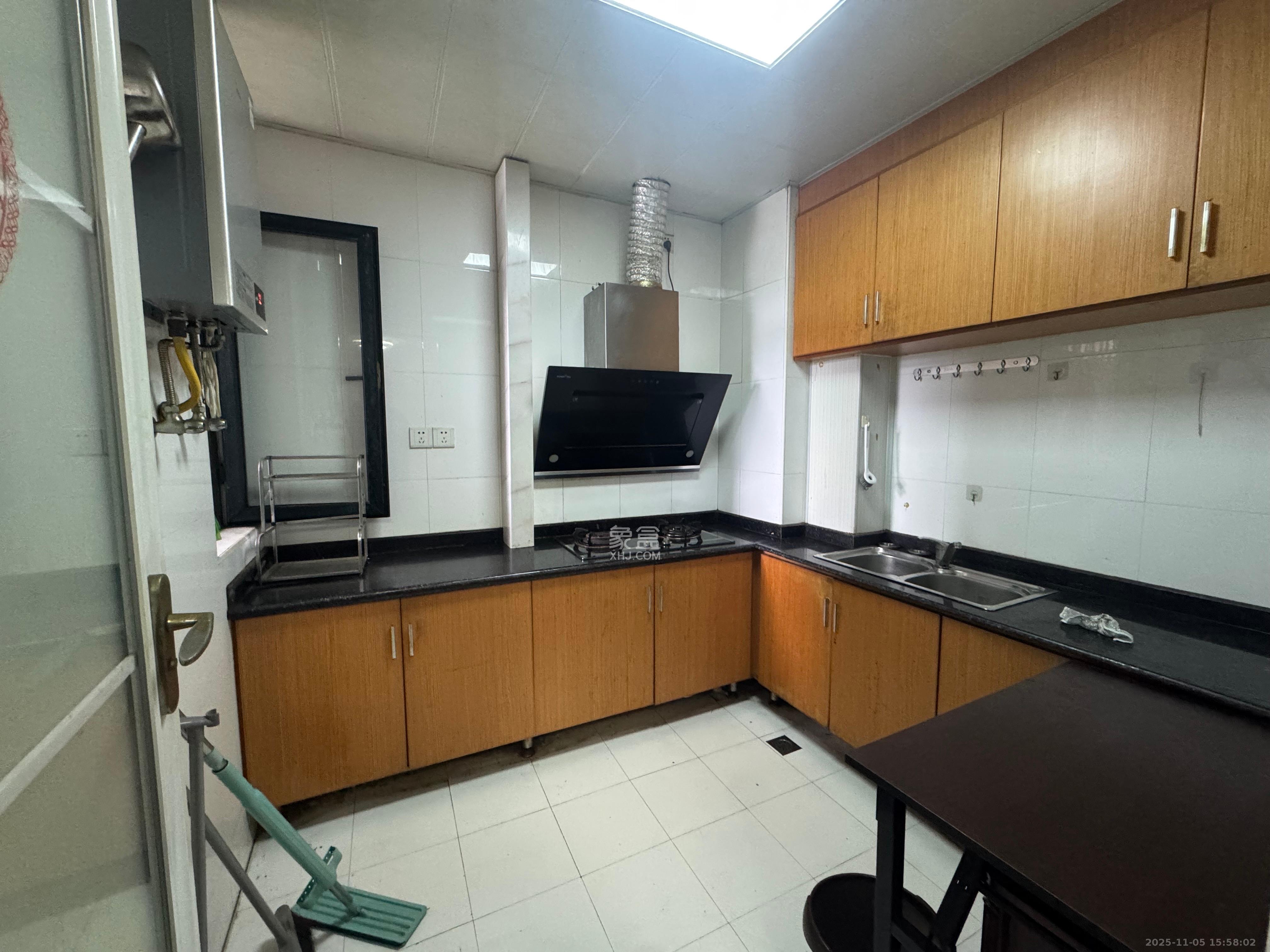 南国新城  1室1厅1卫    2000.0元/月室内图