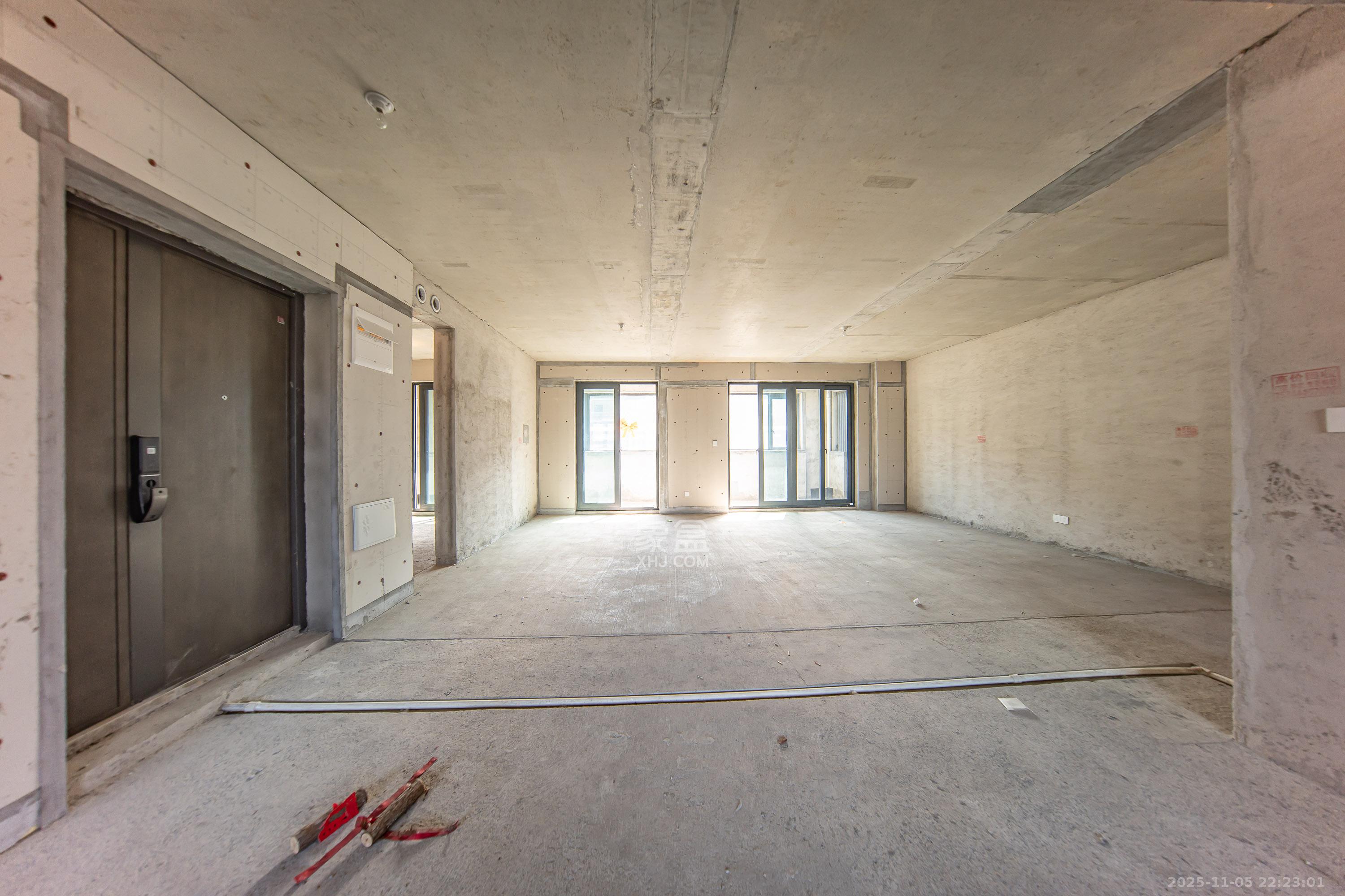 中建钰山湖  4室2厅2卫    330.0万客厅