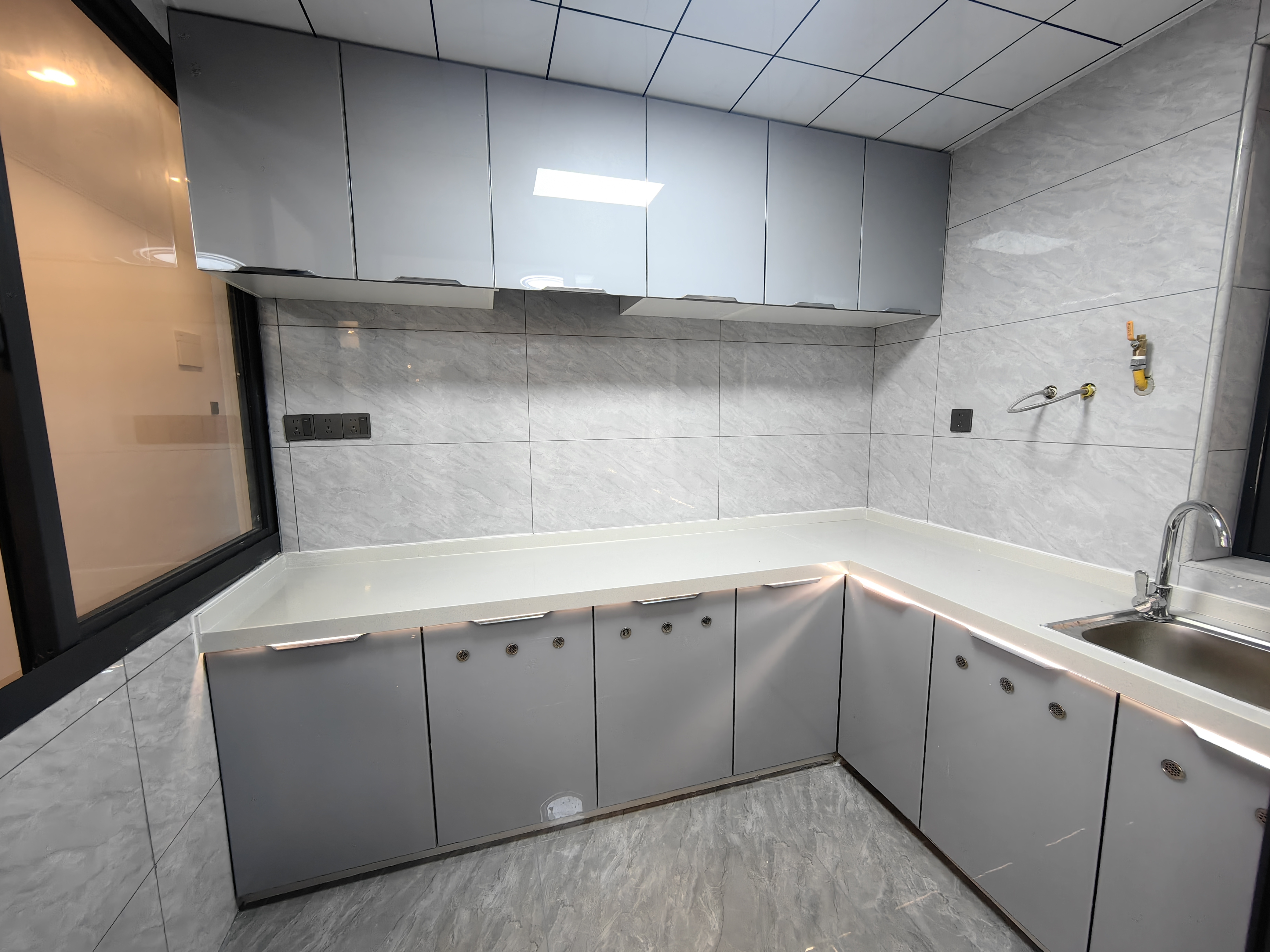 皇家花园 5室2厅2卫 123.0万 皇家花园 5室2厅2卫 123.0万客厅