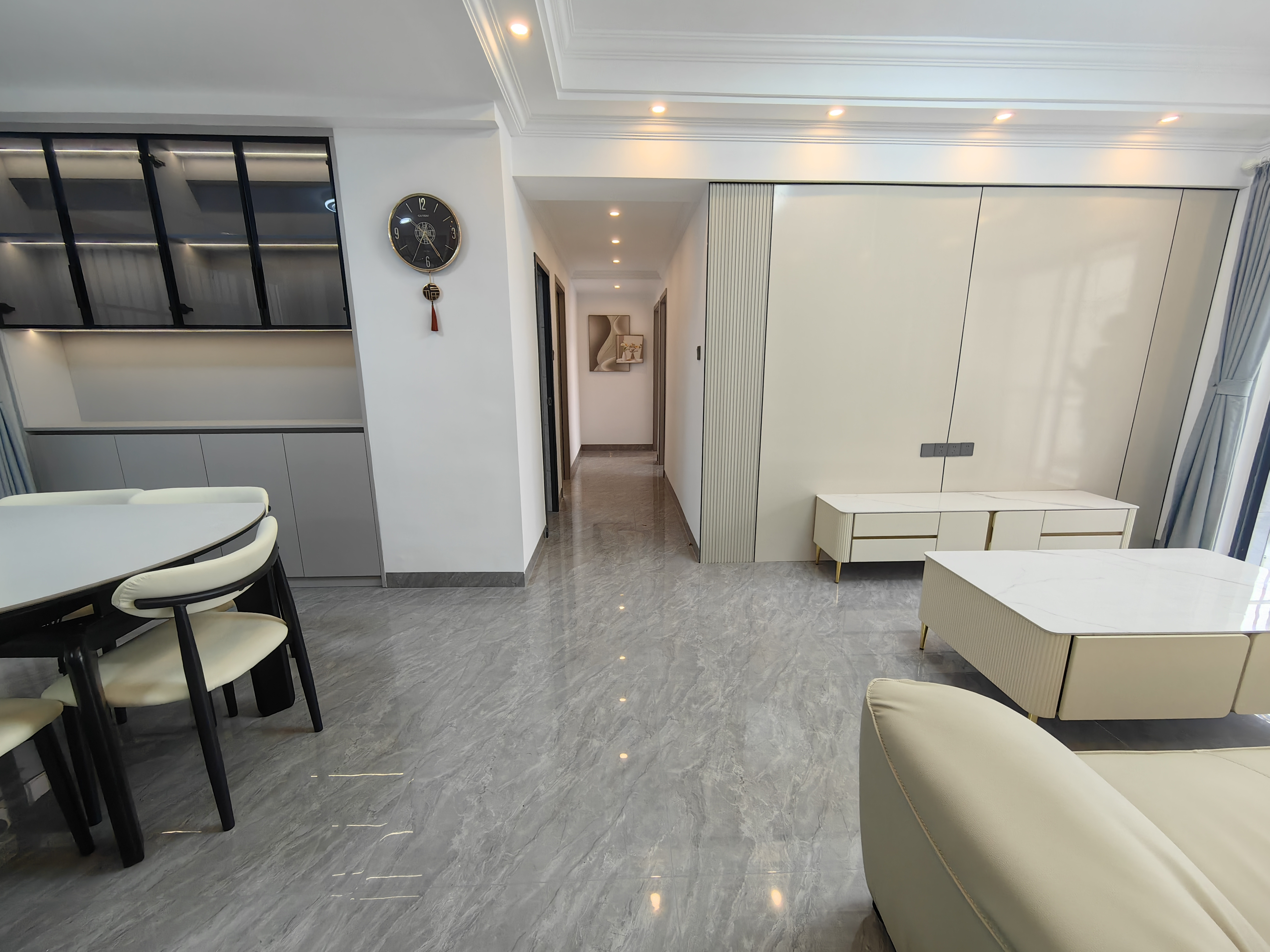 皇家花园 5室2厅2卫 123.0万 皇家花园 5室2厅2卫 123.0万客厅