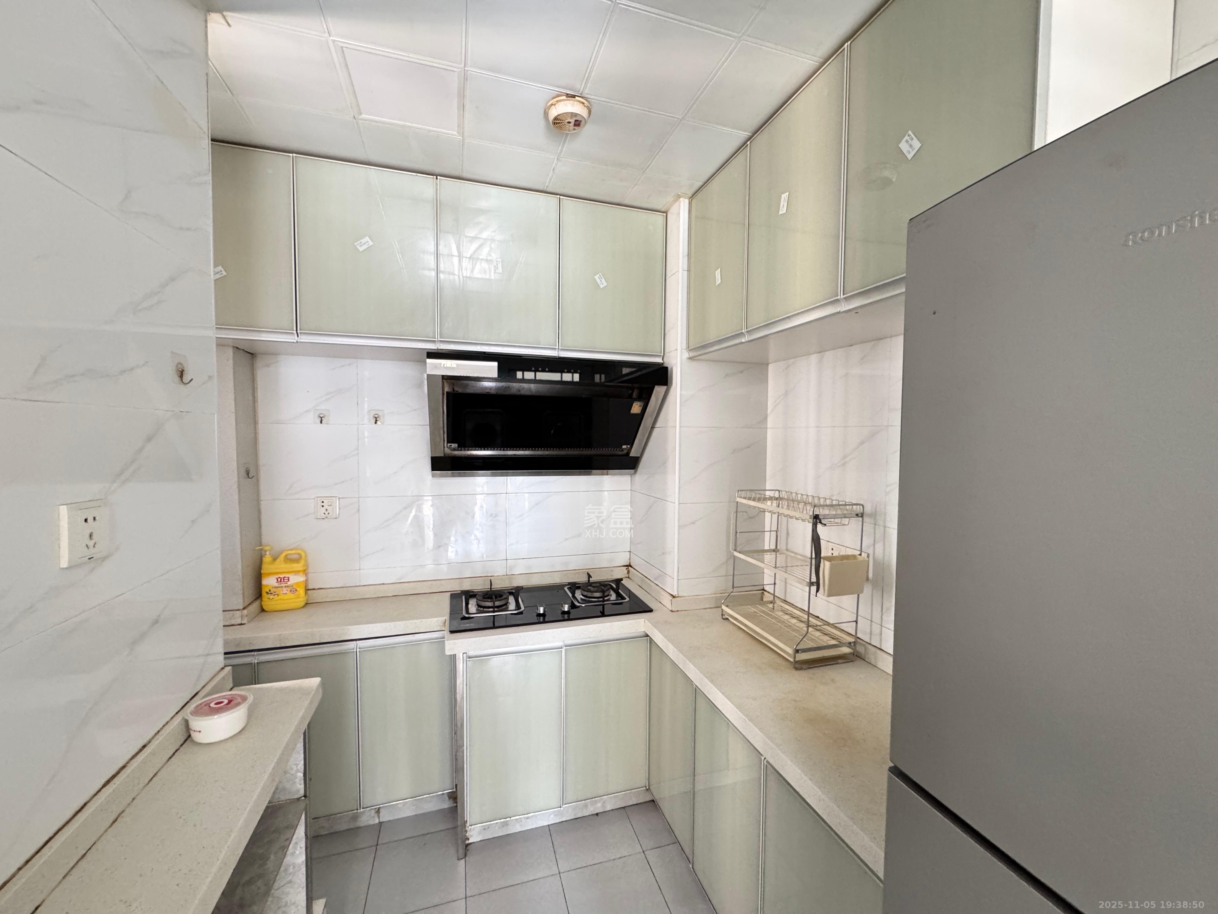 辉煌国际城二期  3室1厅1卫    2500.0元/月室内图