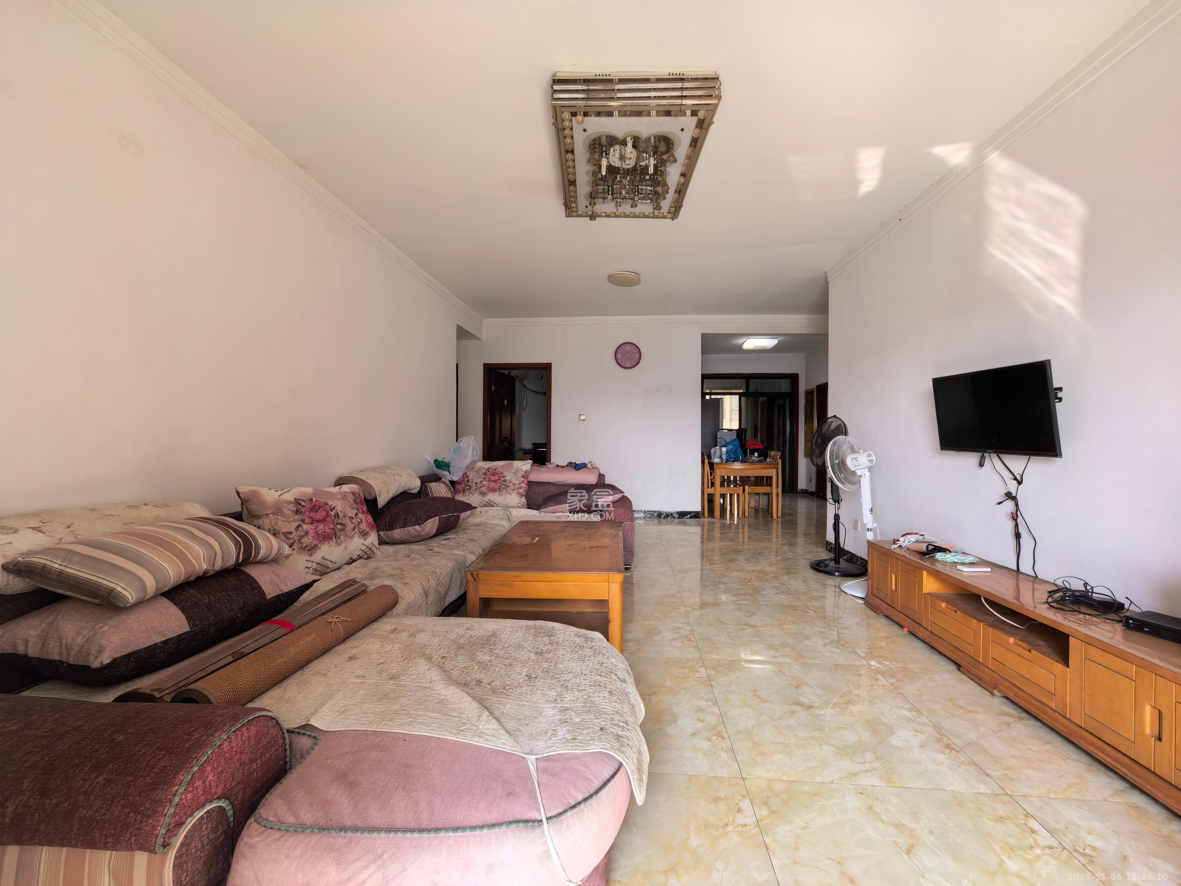 东岸梅园小区  3室2厅2卫    2400.0元/月室内图