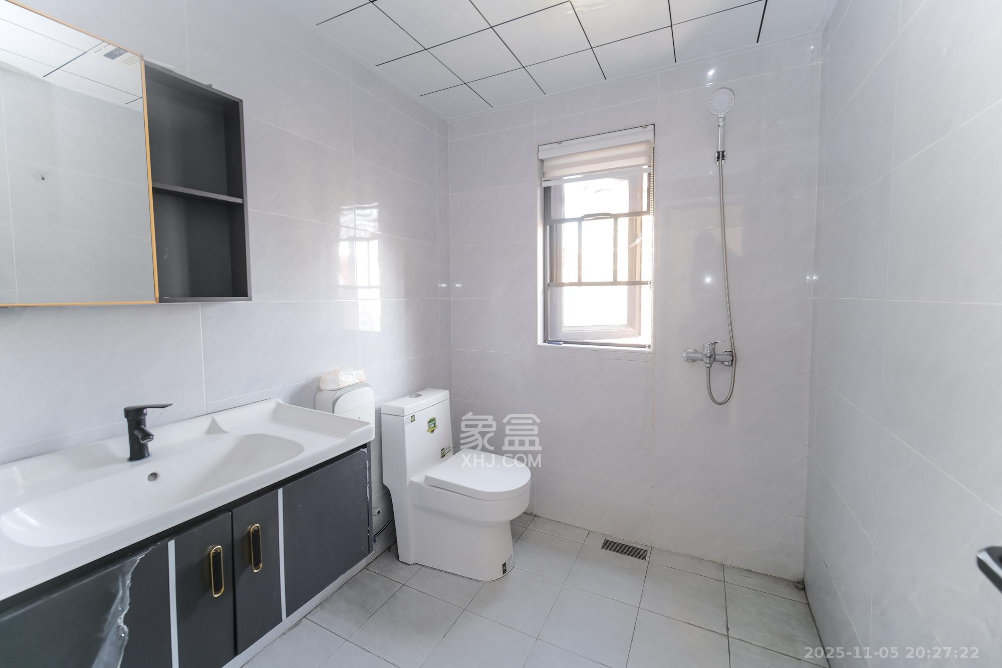 保利香槟国际  3室2厅1卫    86.0万卫生间