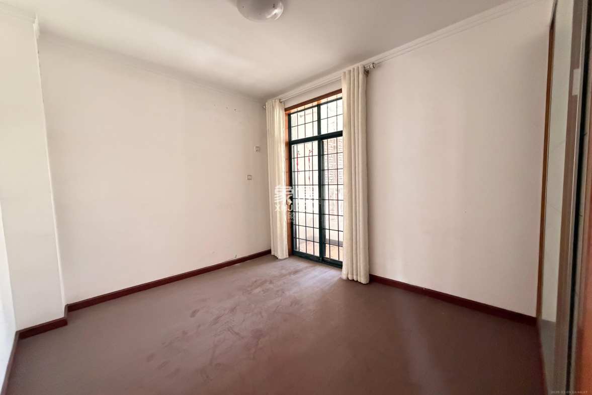 湘龙家园 5室2厅2卫 3000.0元/月 湘龙家园 5室2厅2卫 3000.0元/月室内图