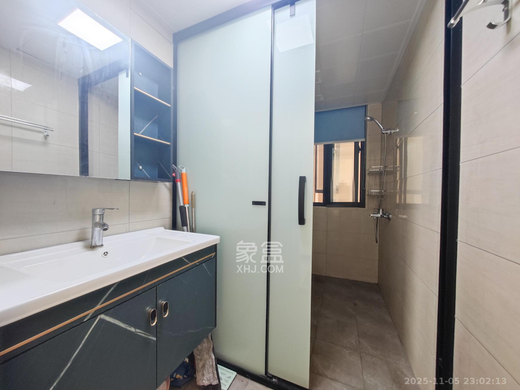 西湖鸿运佳苑  3室2厅2卫    95.0万卫生间