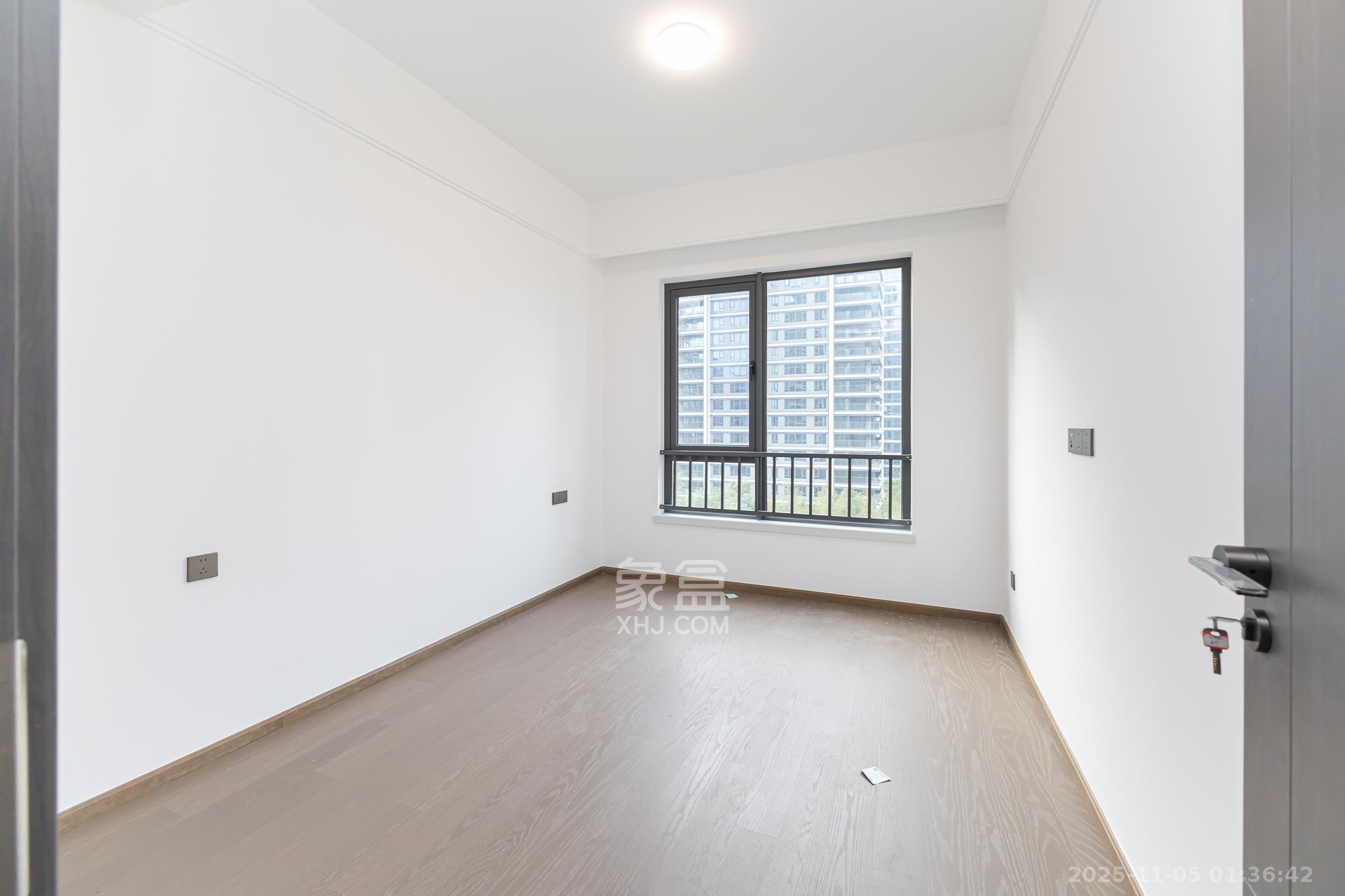 嘉臣道  4室2厅2卫    270.0万卧室