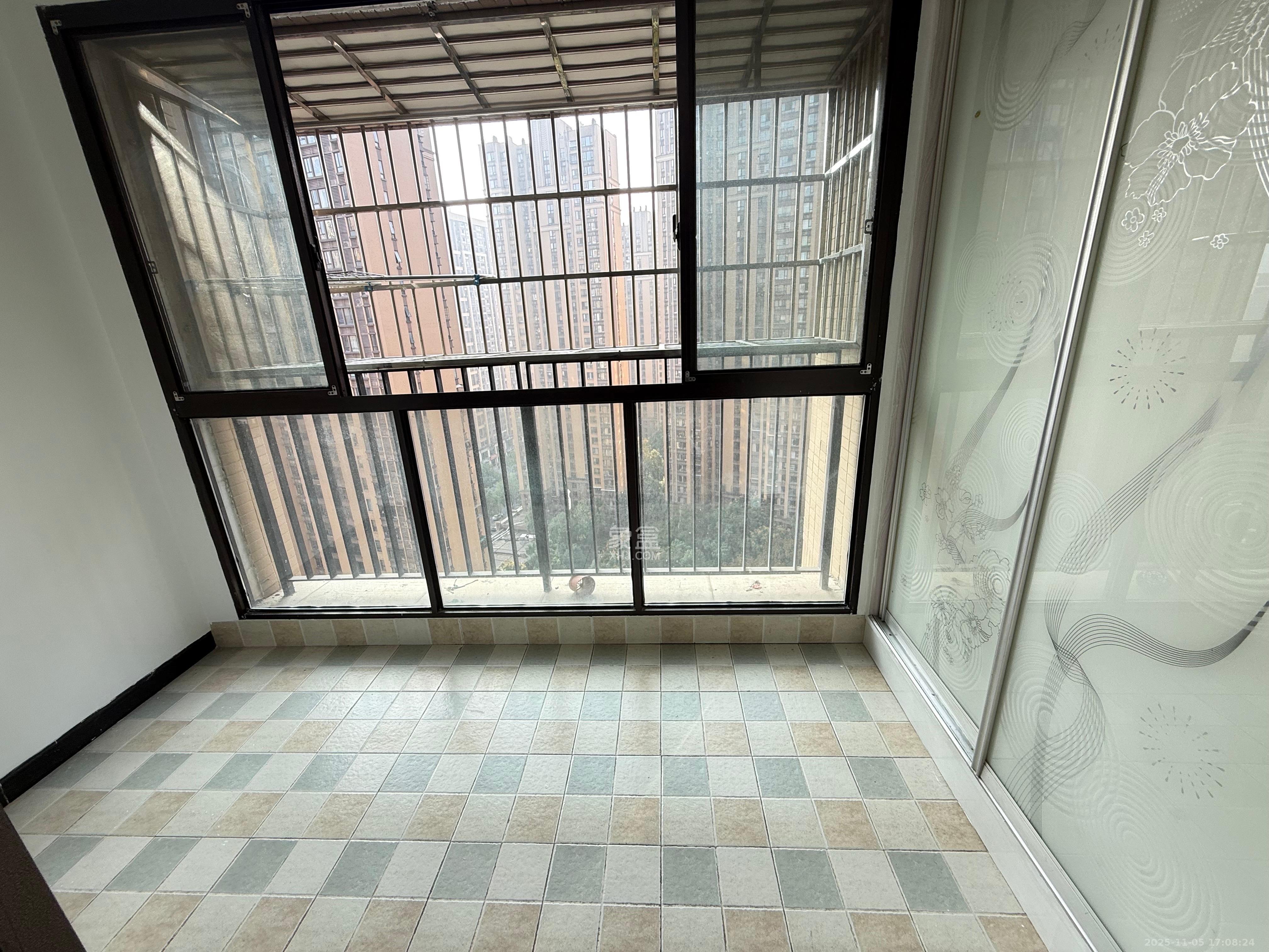 华润凤凰城三期  3室2厅1卫    2200.0元/月室内图