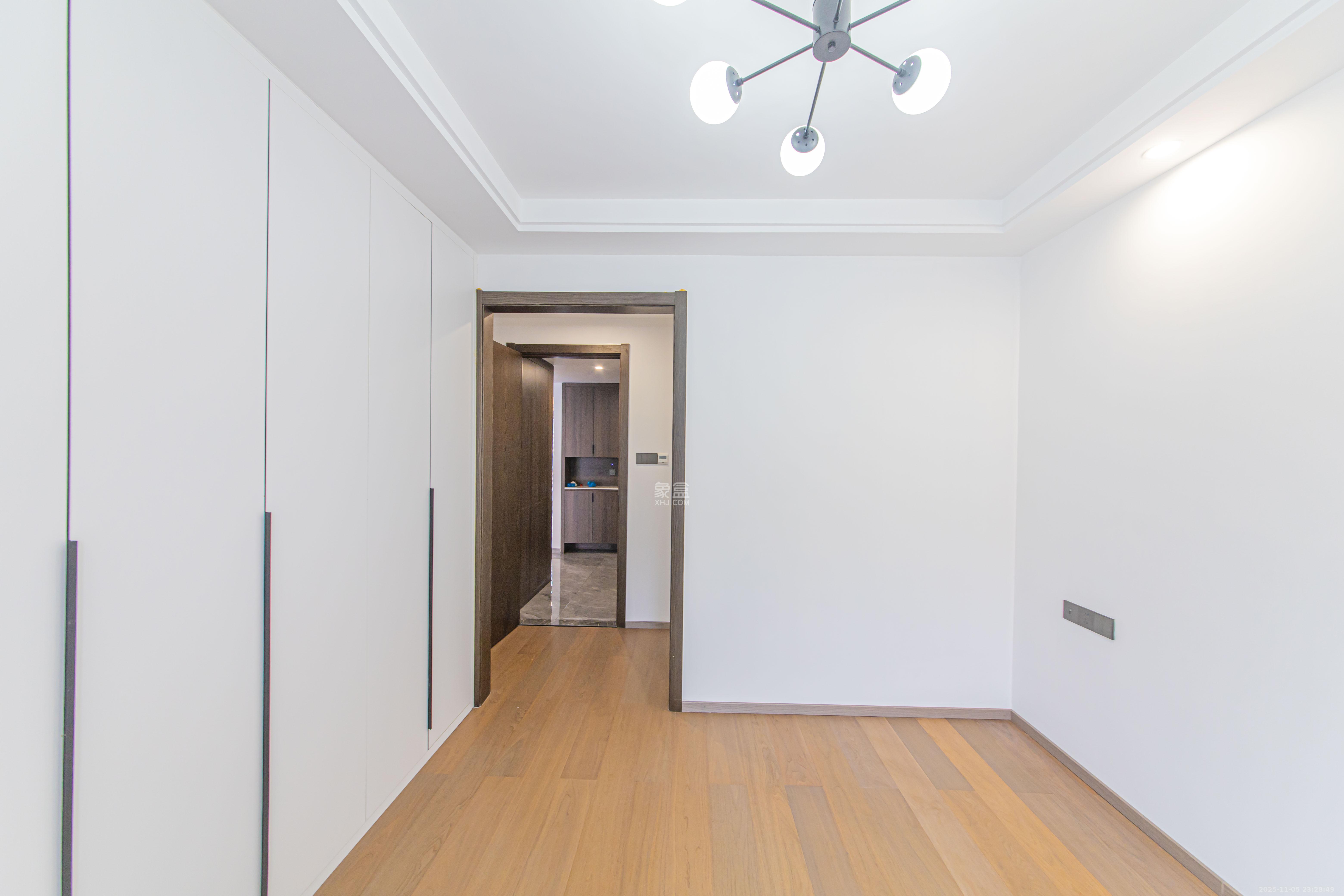 华天苑  3室2厅2卫    165.0万卧室