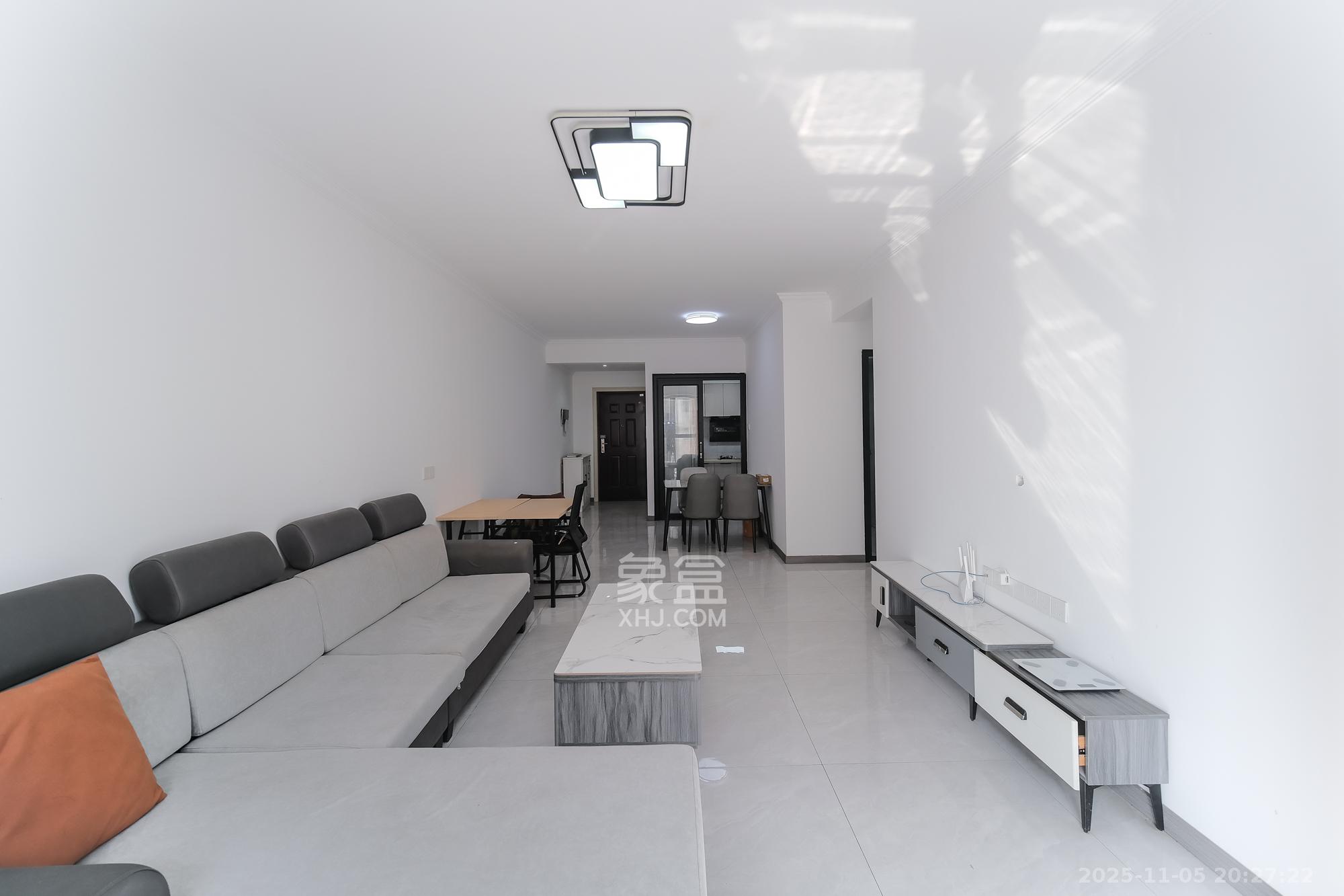 保利香槟国际 3室2厅1卫 86.0万 保利香槟国际 3室2厅1卫 86.0万客厅