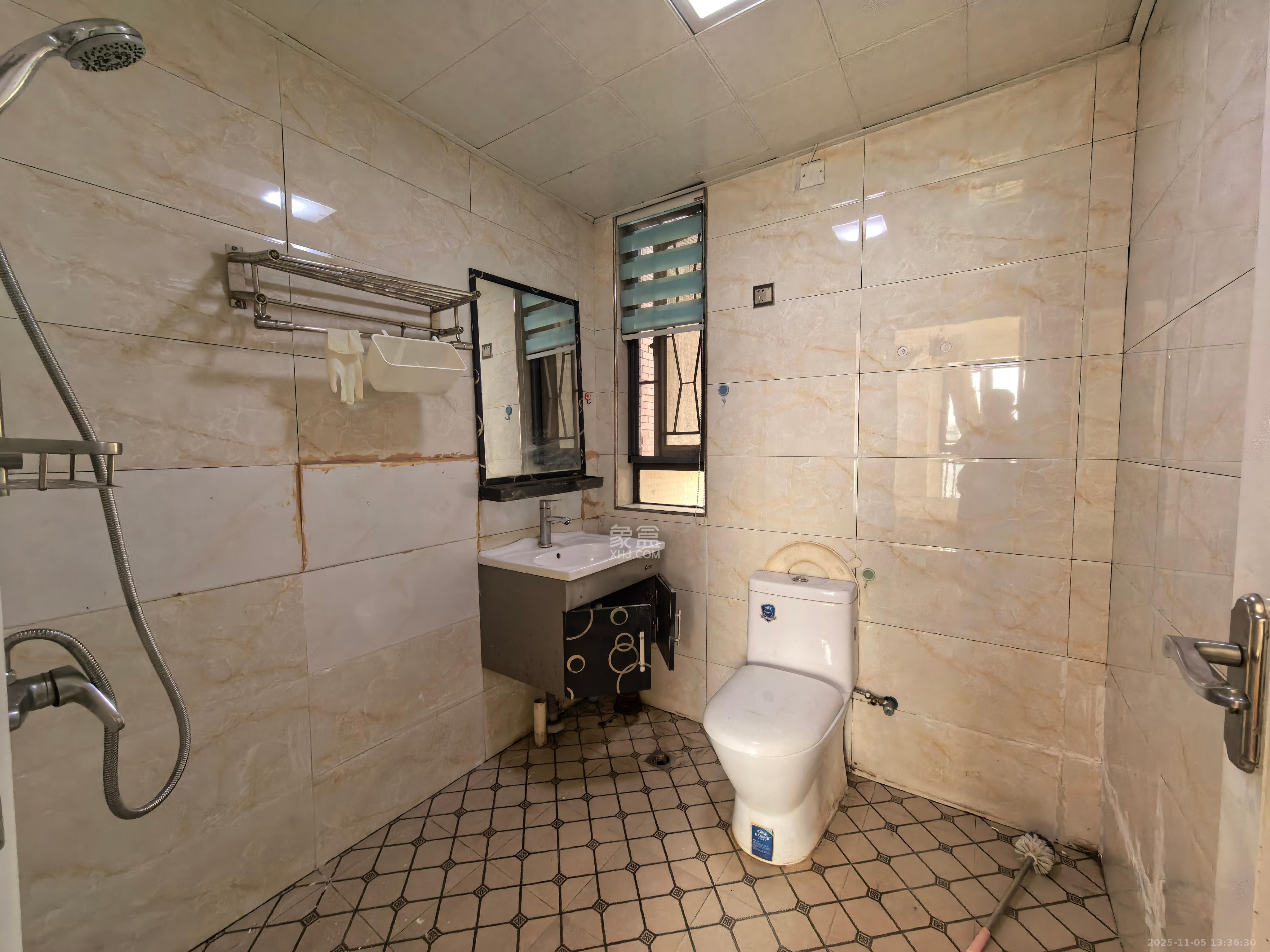 东岸梅园小区  3室2厅2卫    2400.0元/月室内图