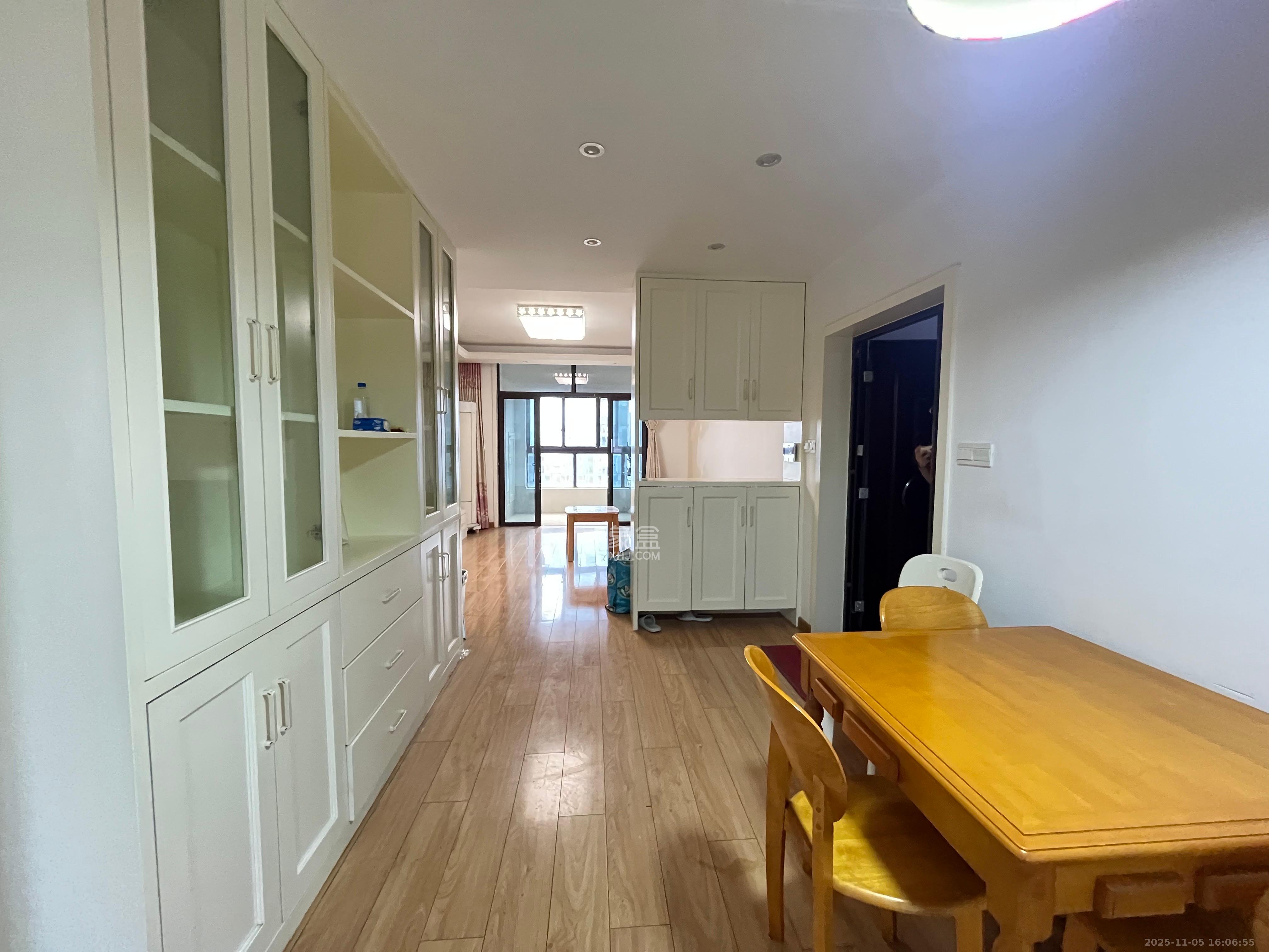 绿地中央广场  3室2厅1卫    2900.0元/月室内图