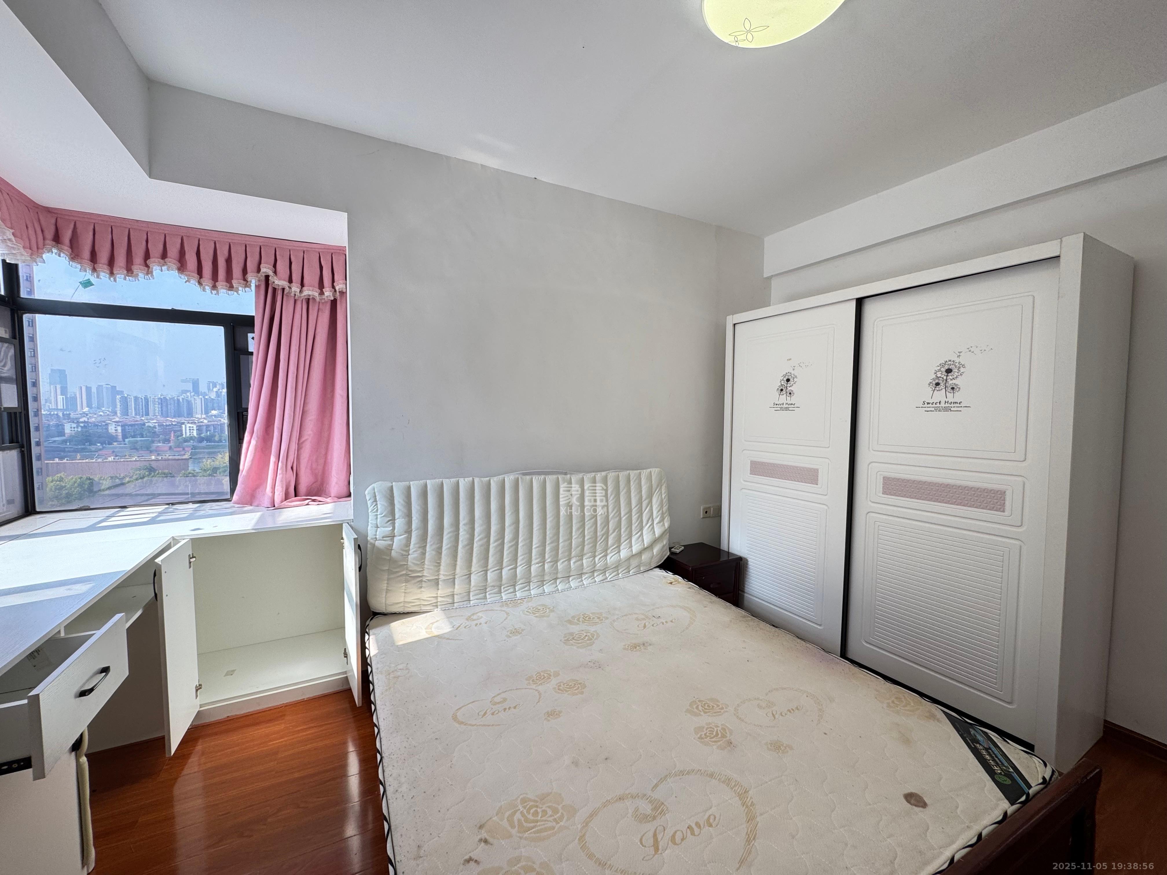 辉煌国际城二期  3室1厅1卫    2500.0元/月室内图