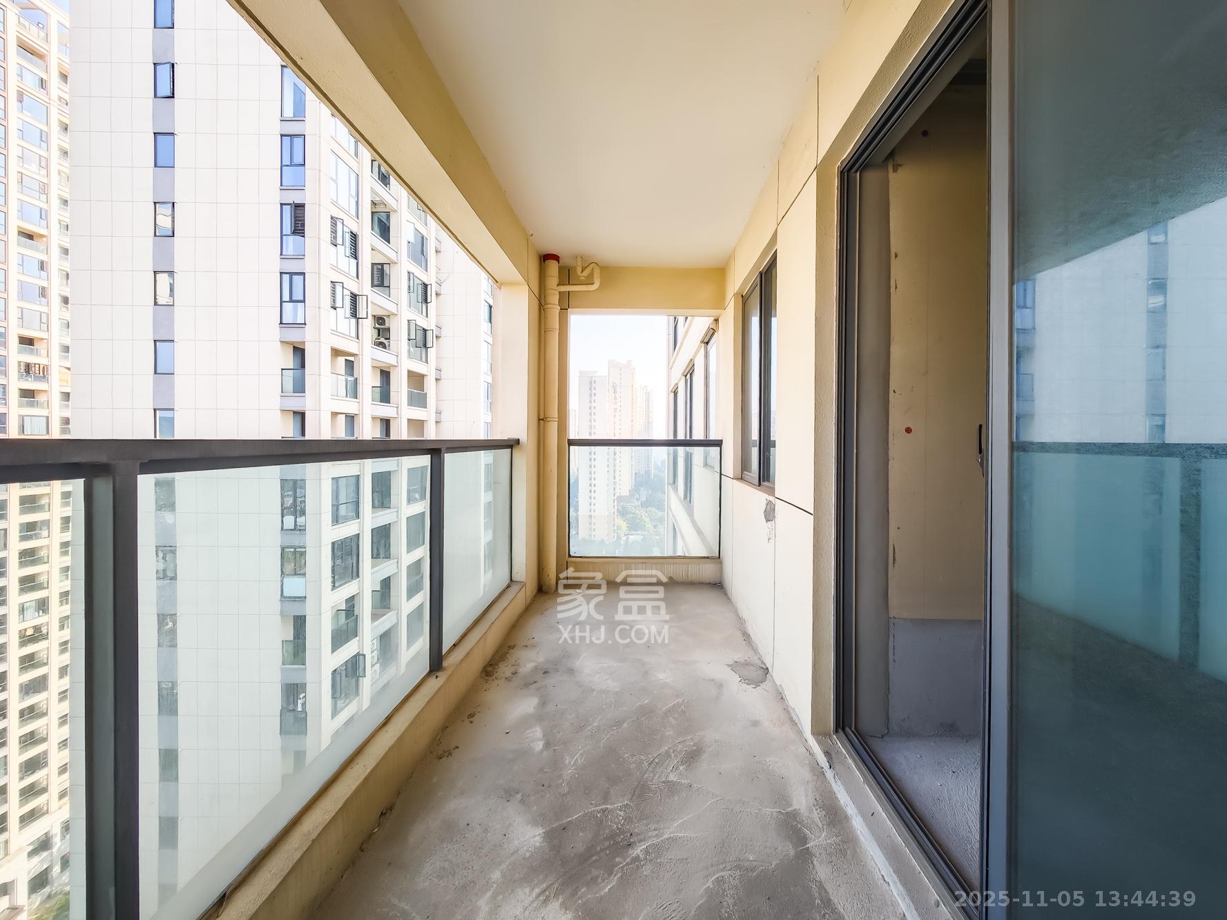 秀峰一品  5室2厅3卫    240.0万阳台