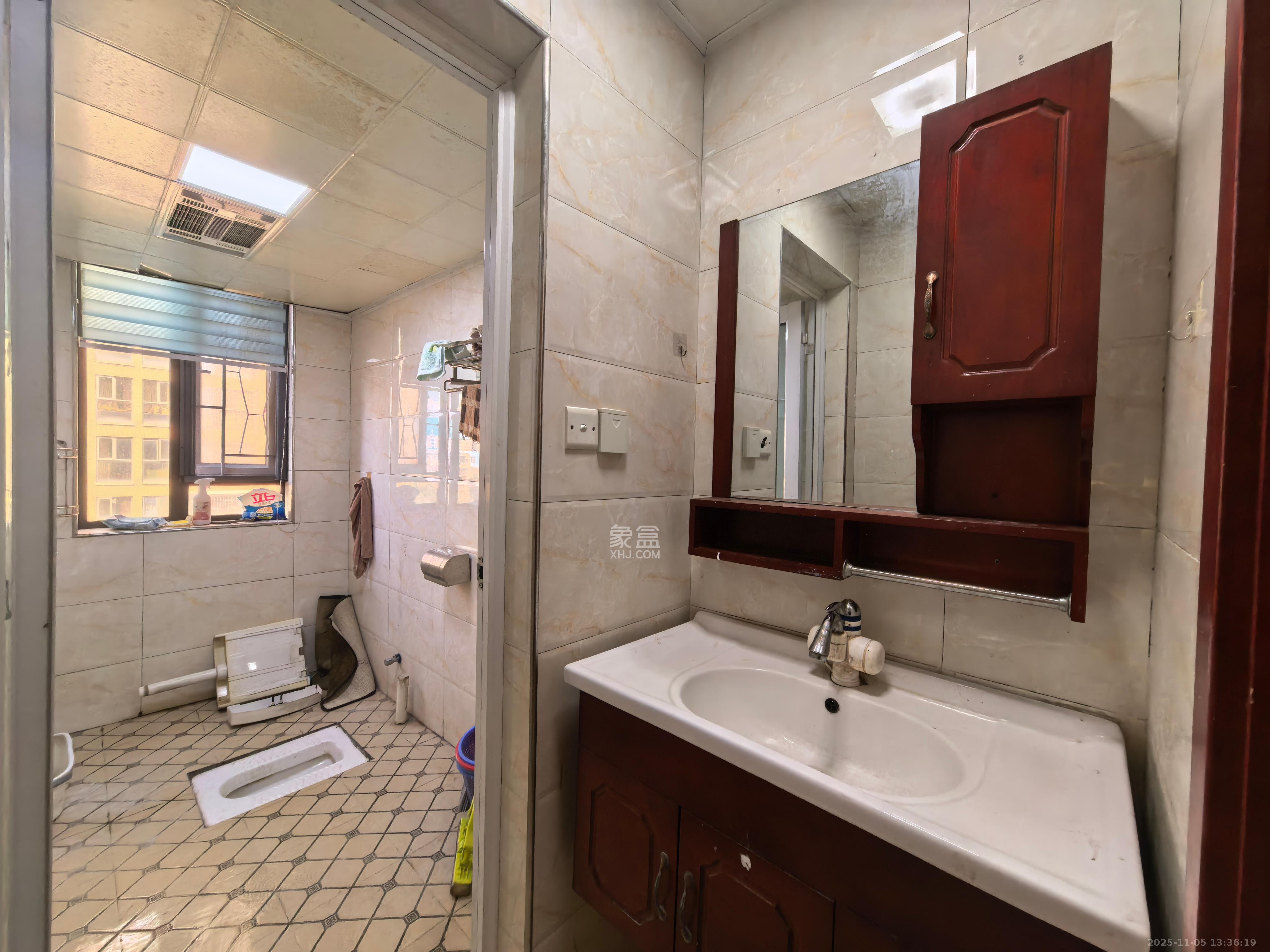 东岸梅园小区  3室2厅2卫    2400.0元/月室内图