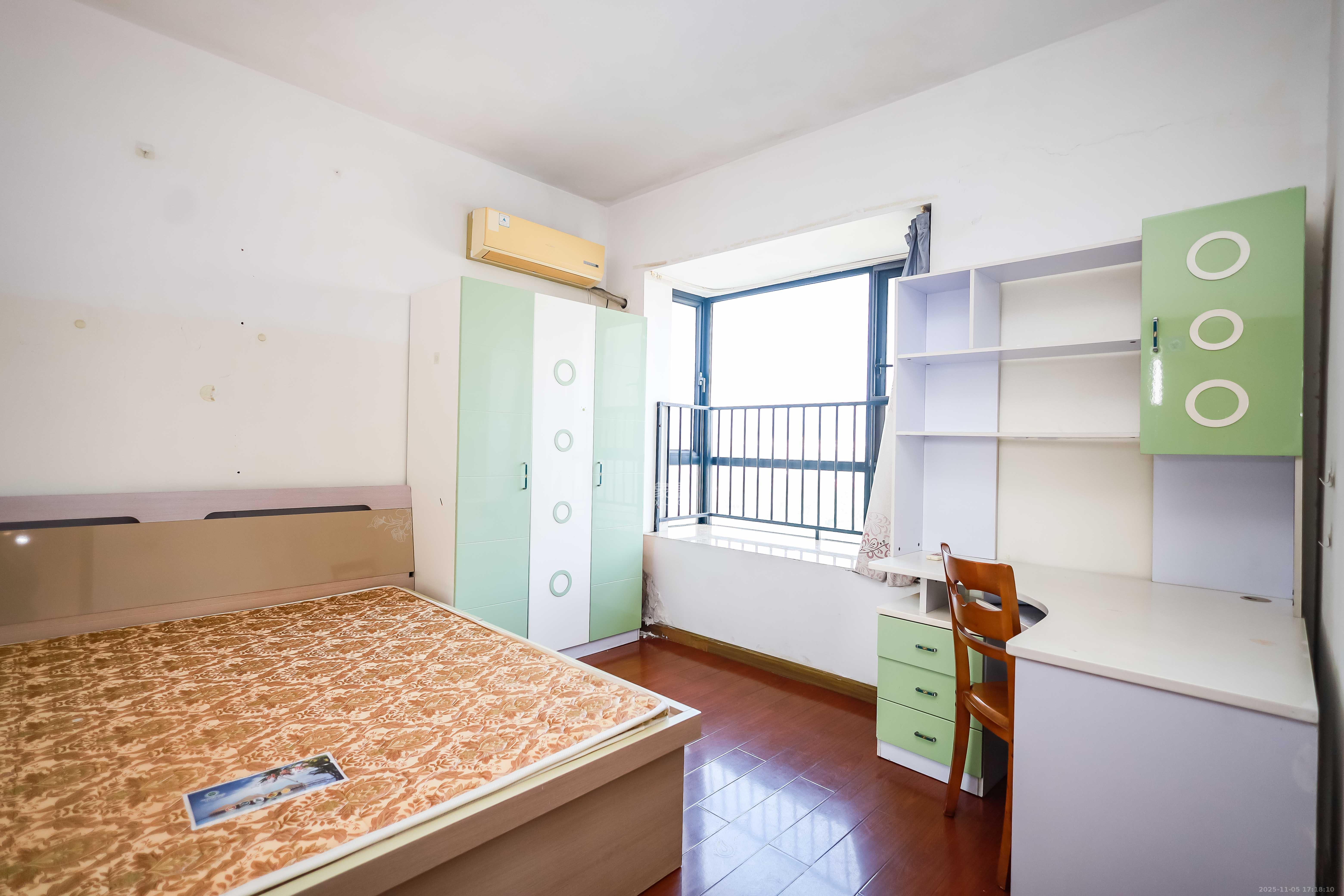 莱茵城  1室2厅1卫    88.0万卧室