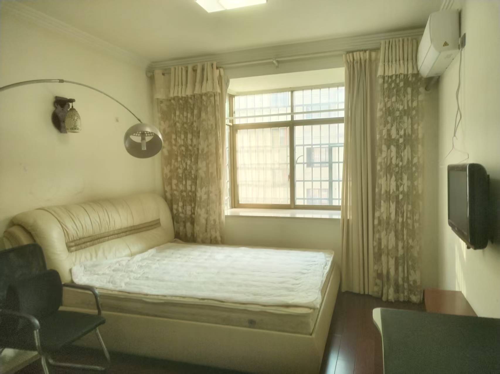 梓怡华府  3室2厅2卫    1800.0元/月室内图