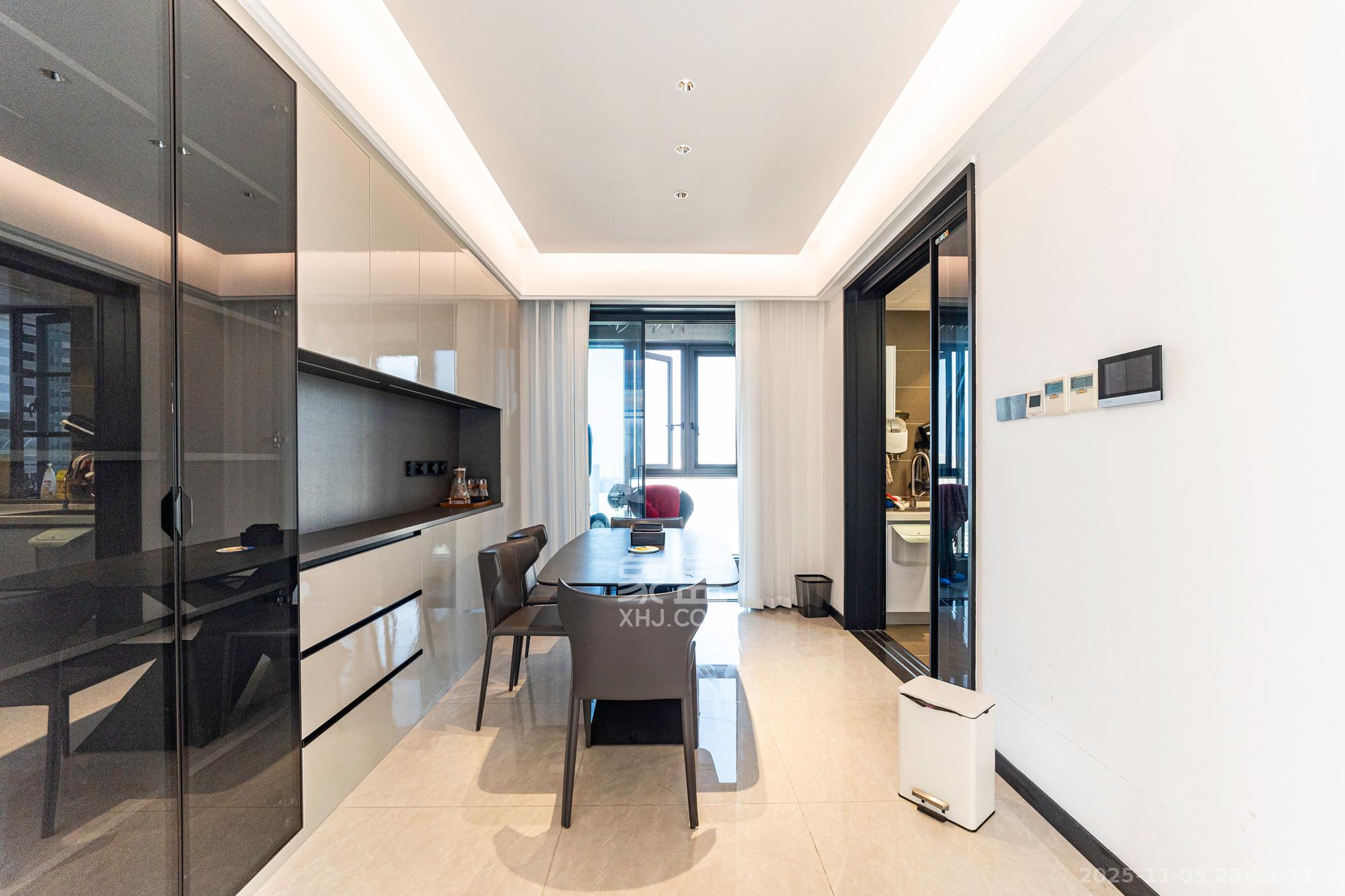 运达锦绣广场 3室2厅2卫 180.0万 运达锦绣广场 3室2厅2卫 180.0万客厅