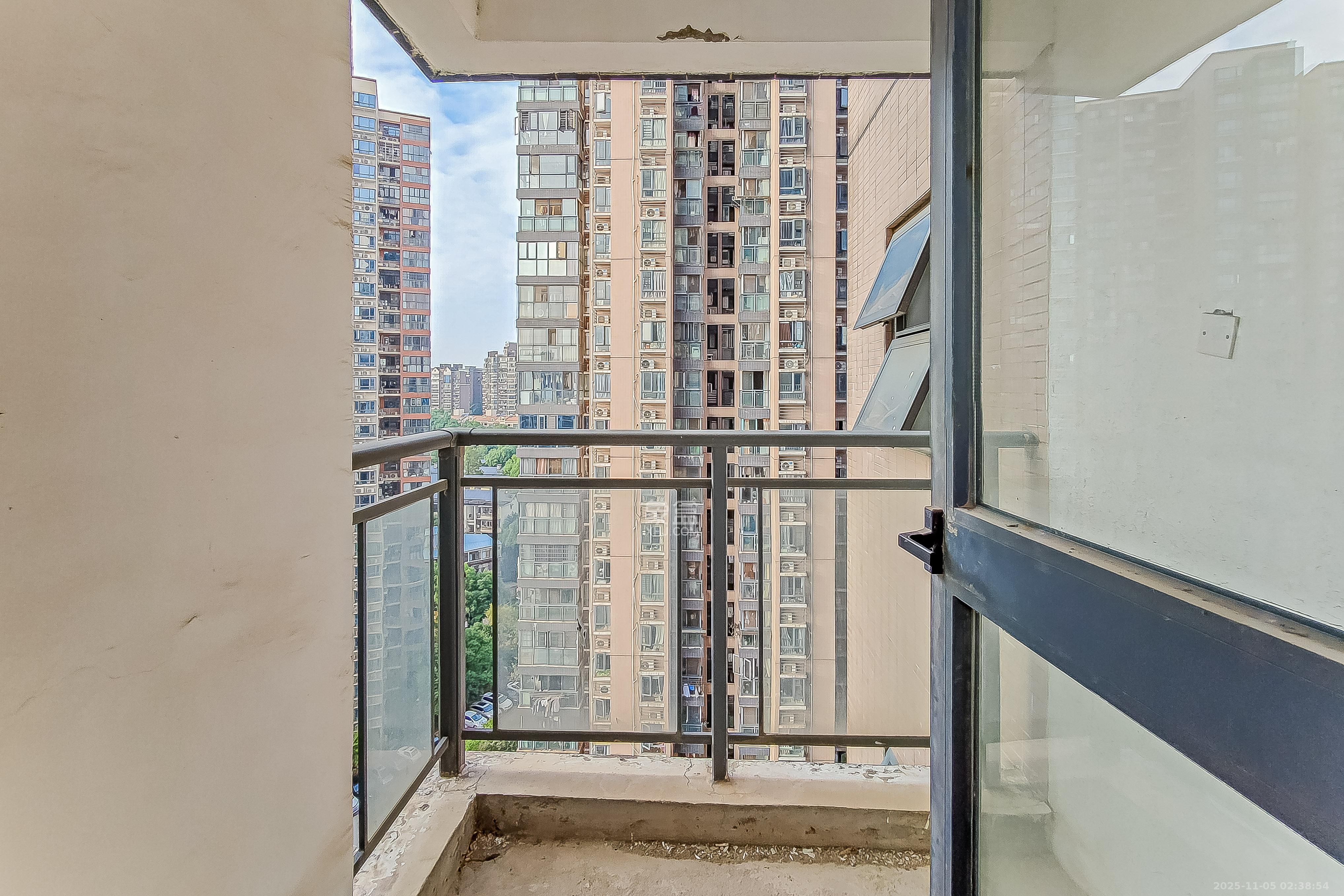 钱隆首府(福晟御园) 3室2厅2卫 115.0万 钱隆首府(福晟御园) 3室2厅2卫 115.0万阳台