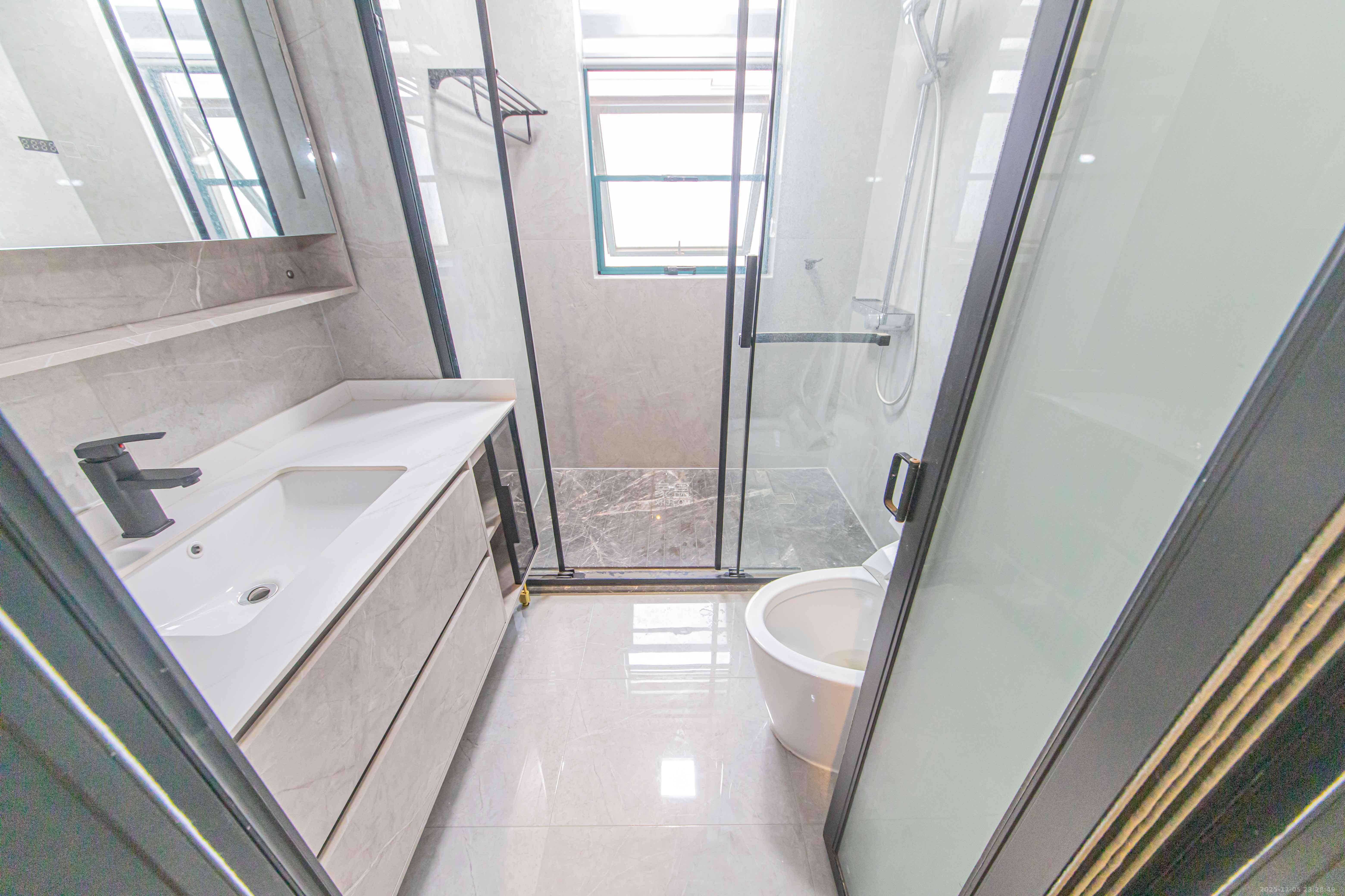 华天苑 3室2厅2卫 165.0万 华天苑 3室2厅2卫 165.0万卫生间