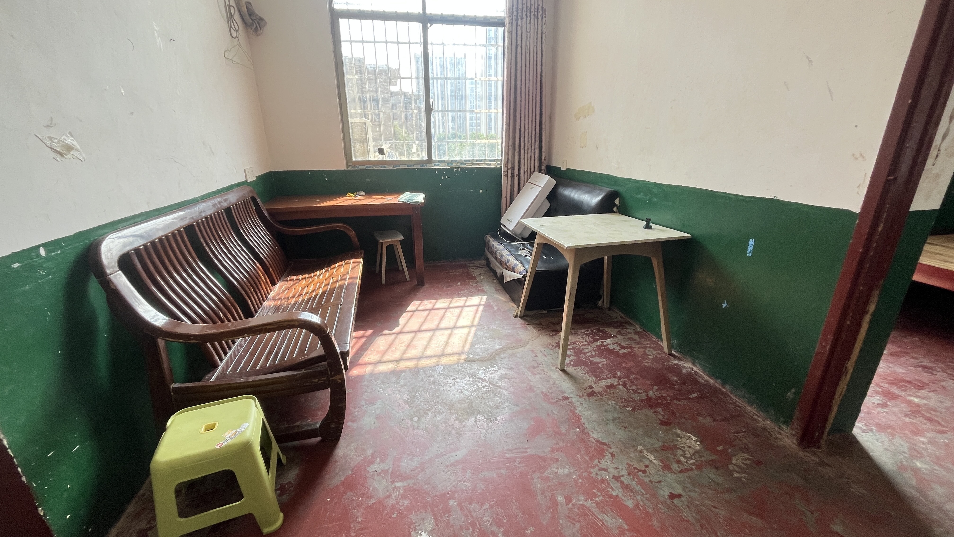 梓园社区(麻纺厂宿舍)  2室1厅1卫    10.8万客厅