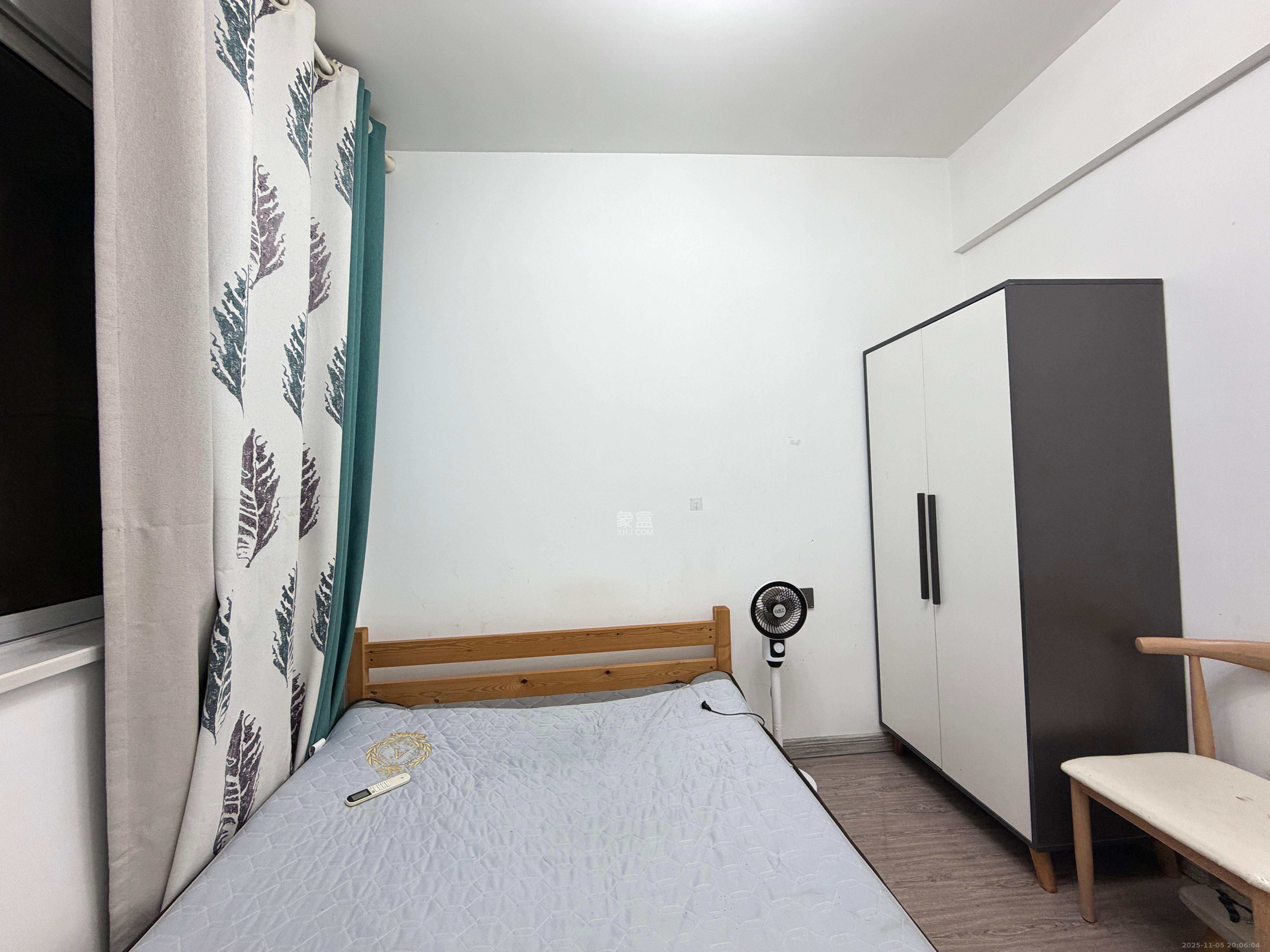 荣盛岳麓峰景  3室2厅1卫    2200.0元/月室内图