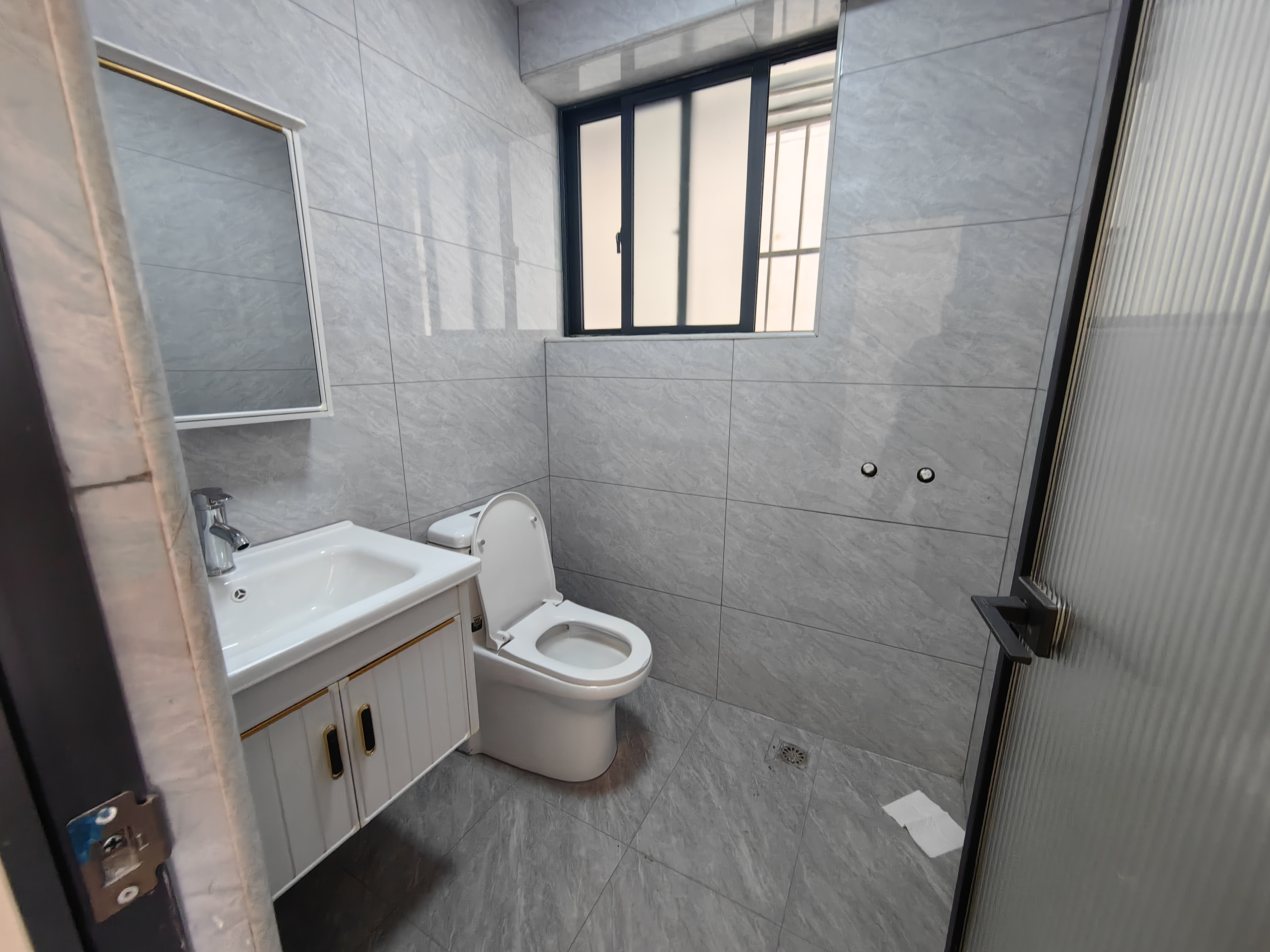 皇家花园 5室2厅2卫 123.0万 皇家花园 5室2厅2卫 123.0万客厅