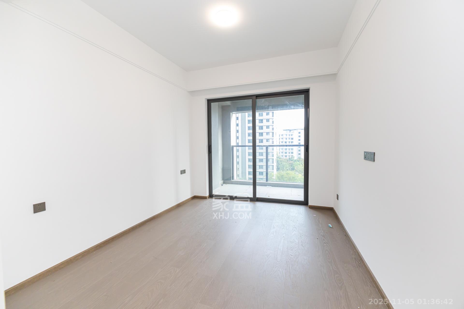 嘉臣道  4室2厅2卫    270.0万卧室