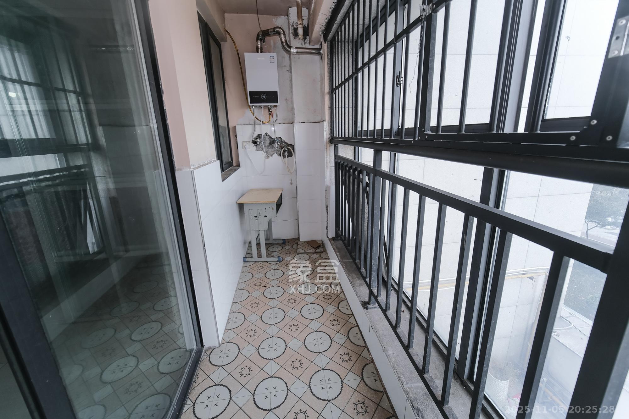 三一街区 3室2厅2卫 76.8万 三一街区 3室2厅2卫 76.8万阳台