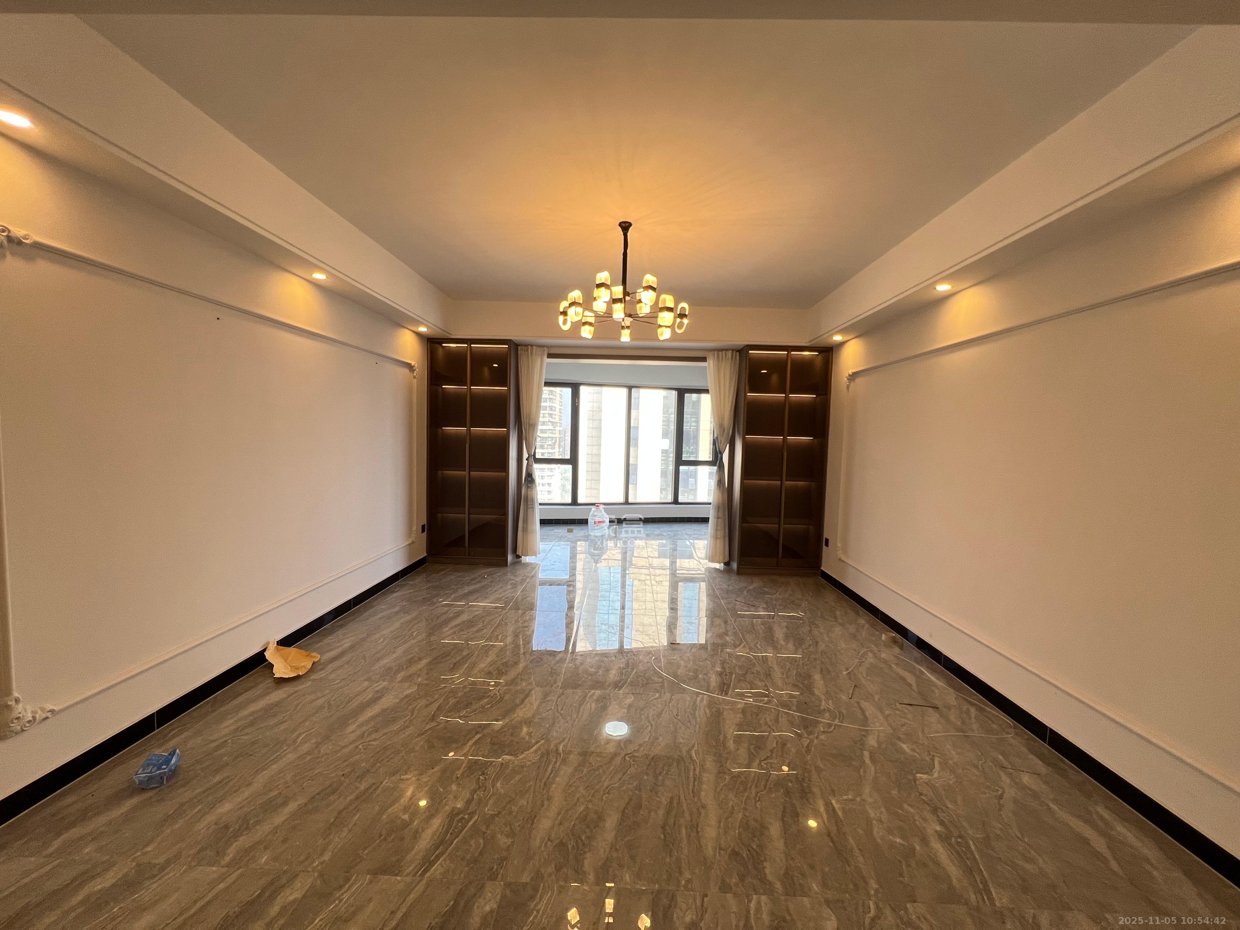 红橡华园(菲莎公馆)  4室2厅2卫    3200.0元/月