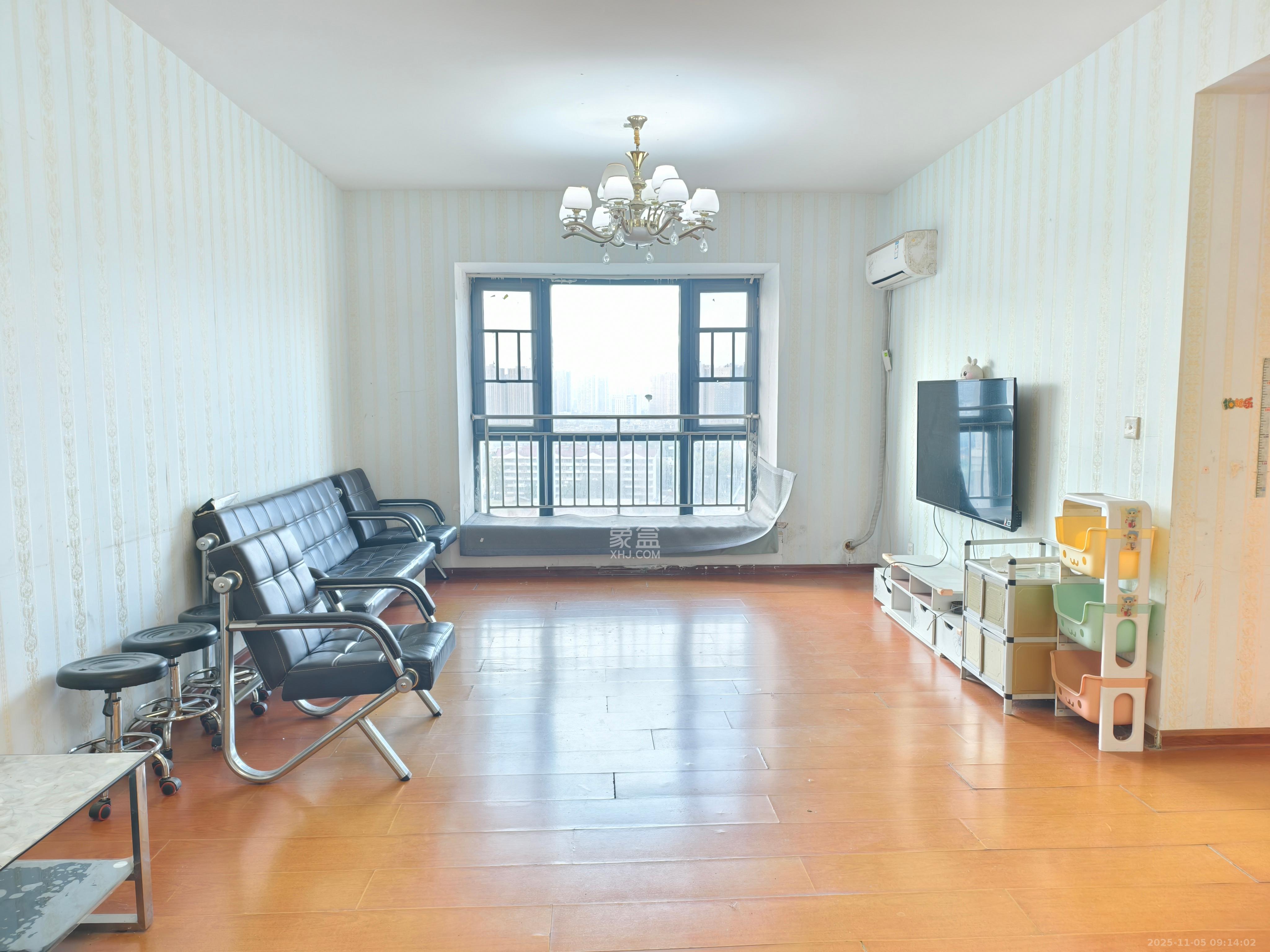 英郡年华  3室2厅2卫    2300.0元/月