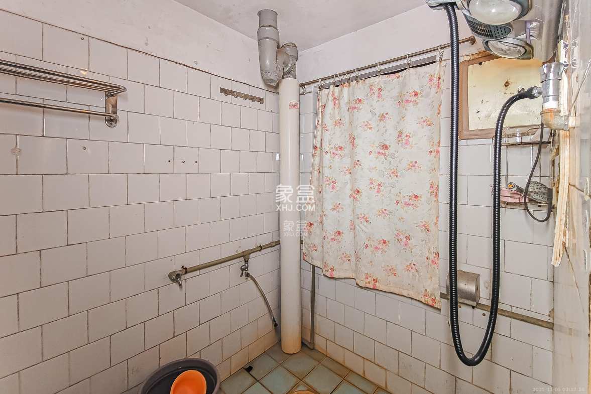 杂技团宿舍 3室2厅2卫 62.0万 杂技团宿舍 3室2厅2卫 62.0万卫生间