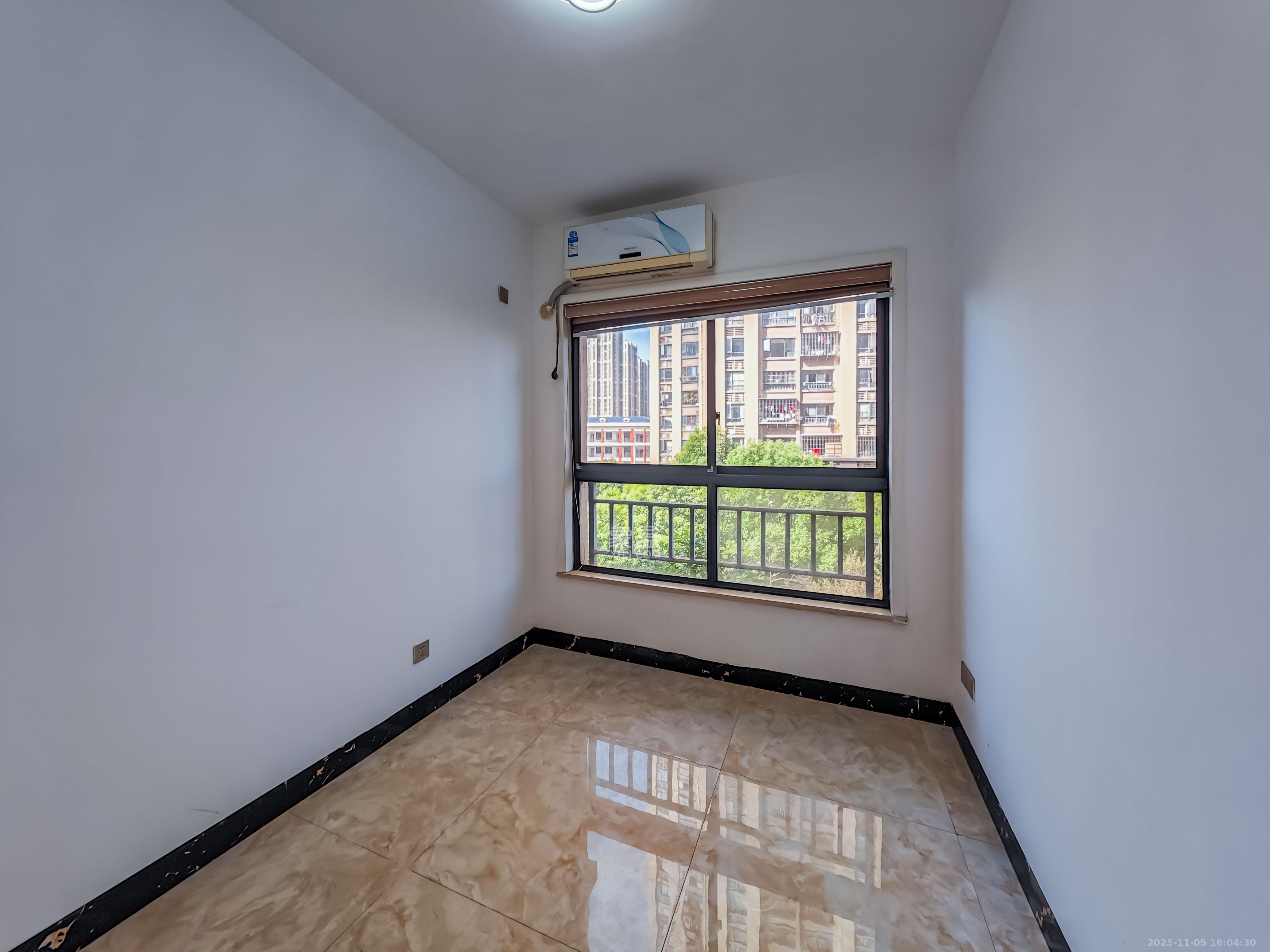 香樟兰亭(朗峰苑) 3室2厅1卫 78.0万 香樟兰亭(朗峰苑) 3室2厅1卫 78.0万卧室