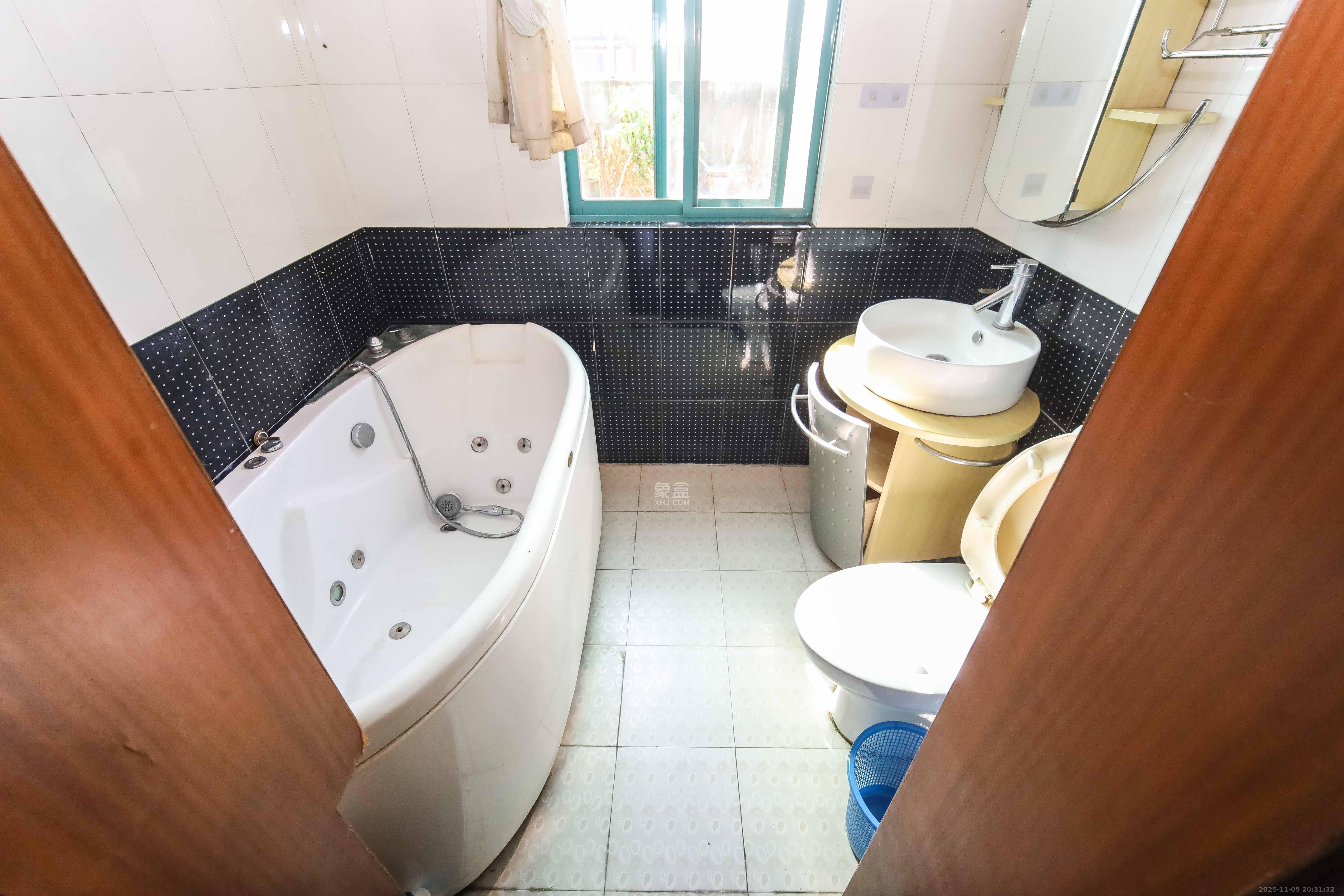 恒业雅苑  4室2厅2卫    152.0万卫生间