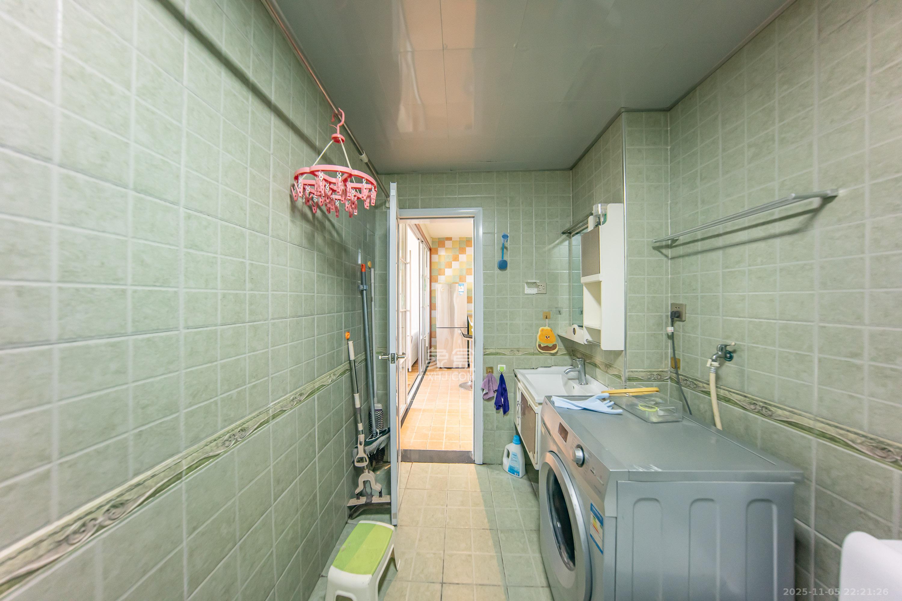 阳光100三期  1室1厅1卫    55.0万卫生间