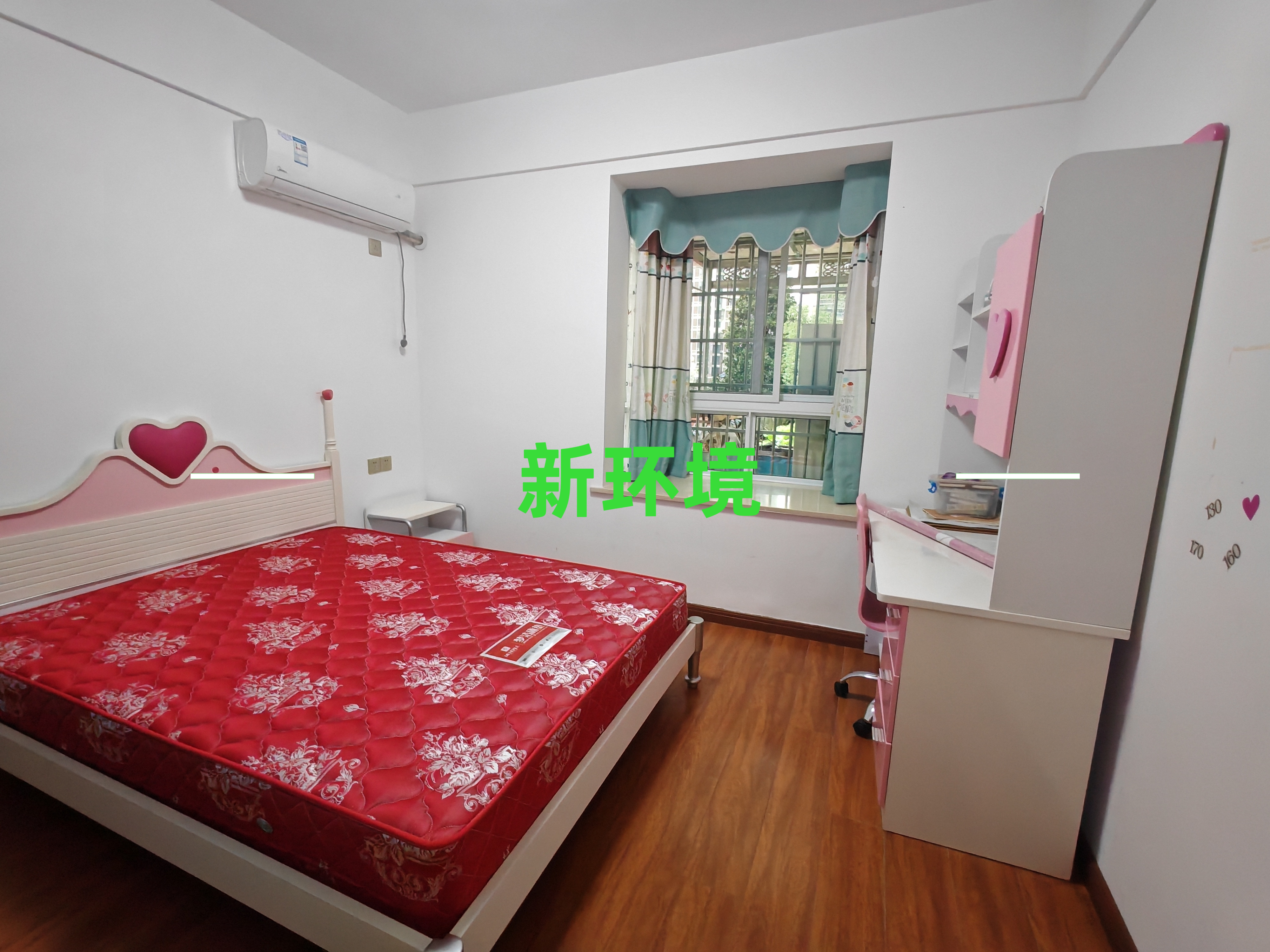 阳光水岸  4室2厅2卫    70.0万客厅