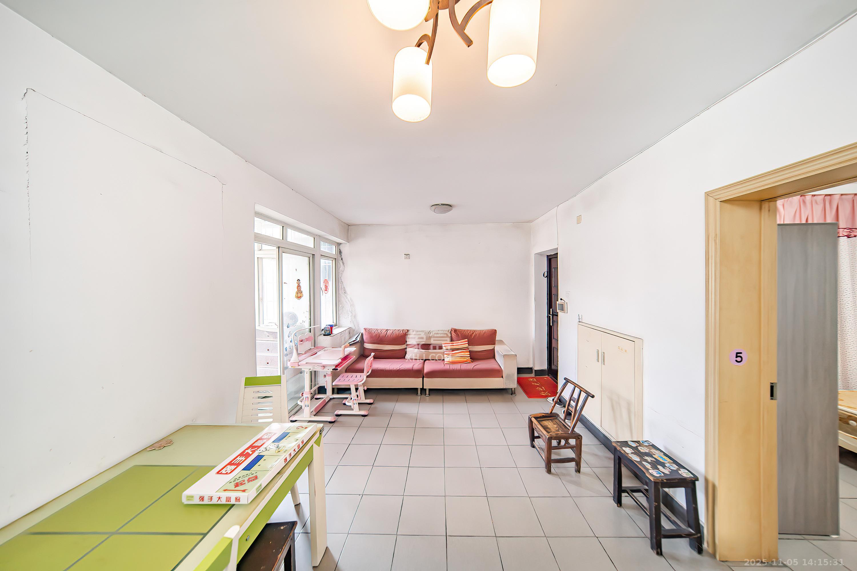 便河边社区  3室2厅1卫    66.0万客厅