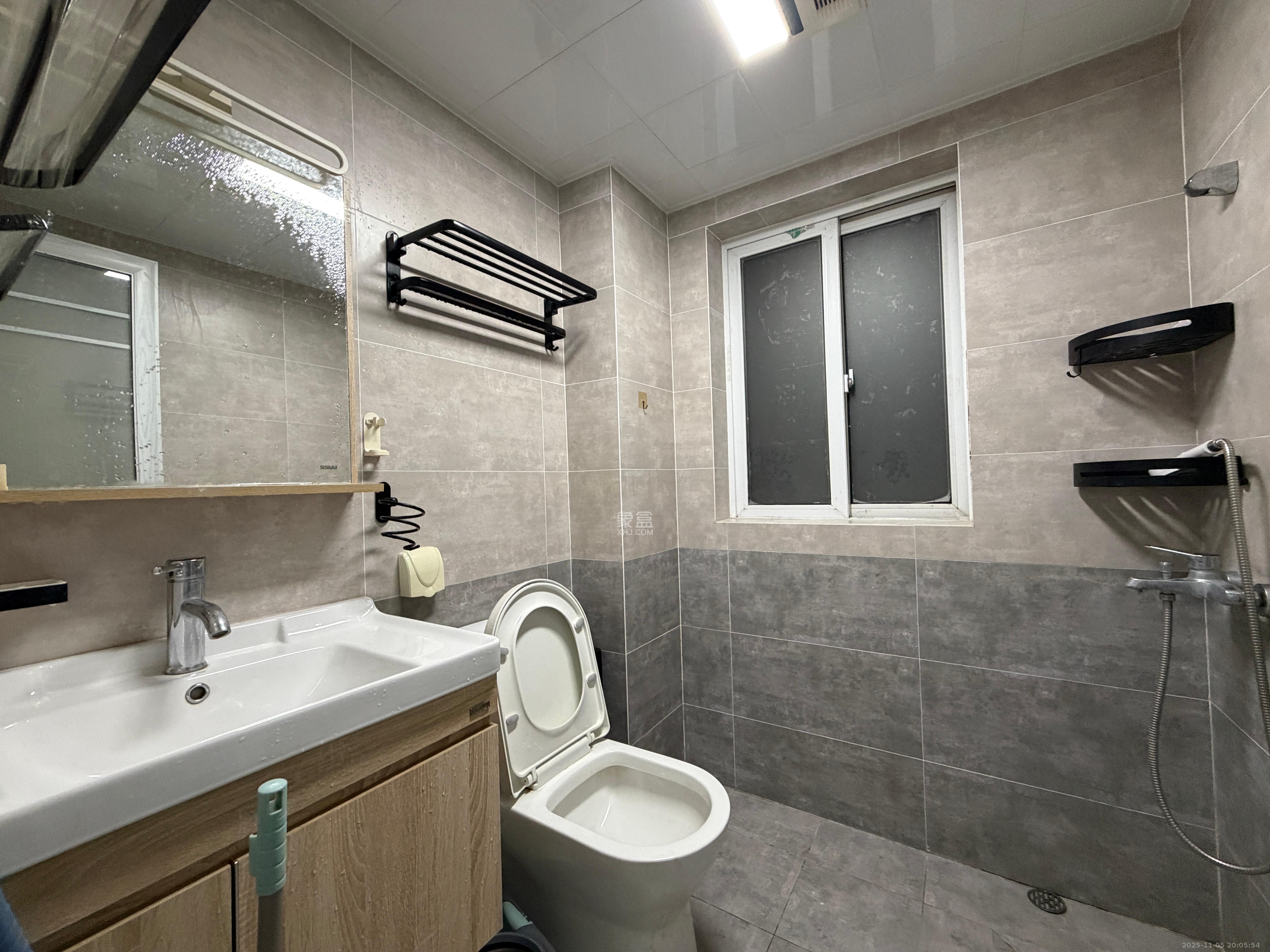 荣盛岳麓峰景  3室2厅1卫    2200.0元/月室内图