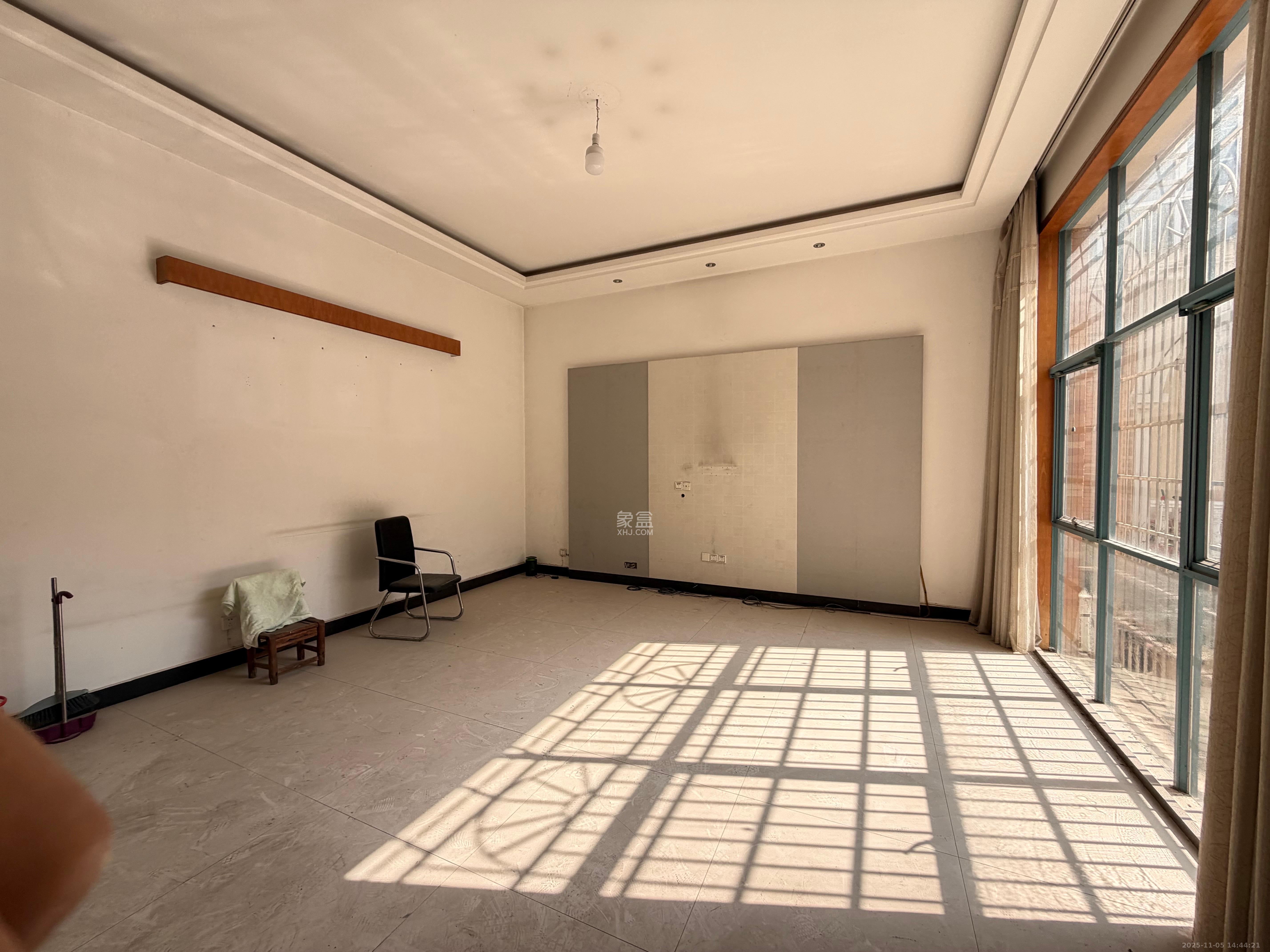 湘龙家园 5室2厅2卫 3000.0元/月 湘龙家园 5室2厅2卫 3000.0元/月室内图