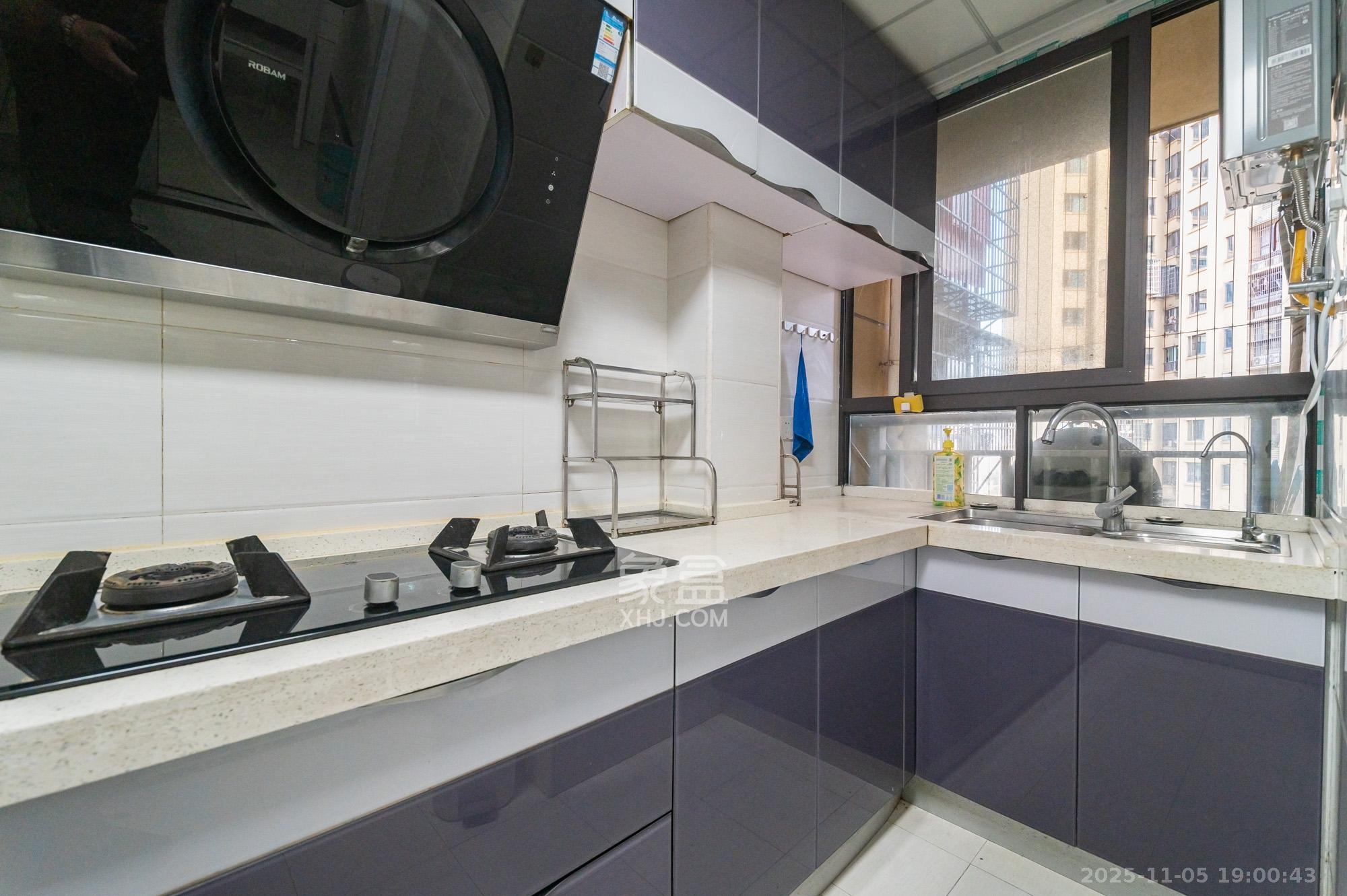 华润置地广场一期 3室2厅1卫 73.8万 华润置地广场一期 3室2厅1卫 73.8万厨房