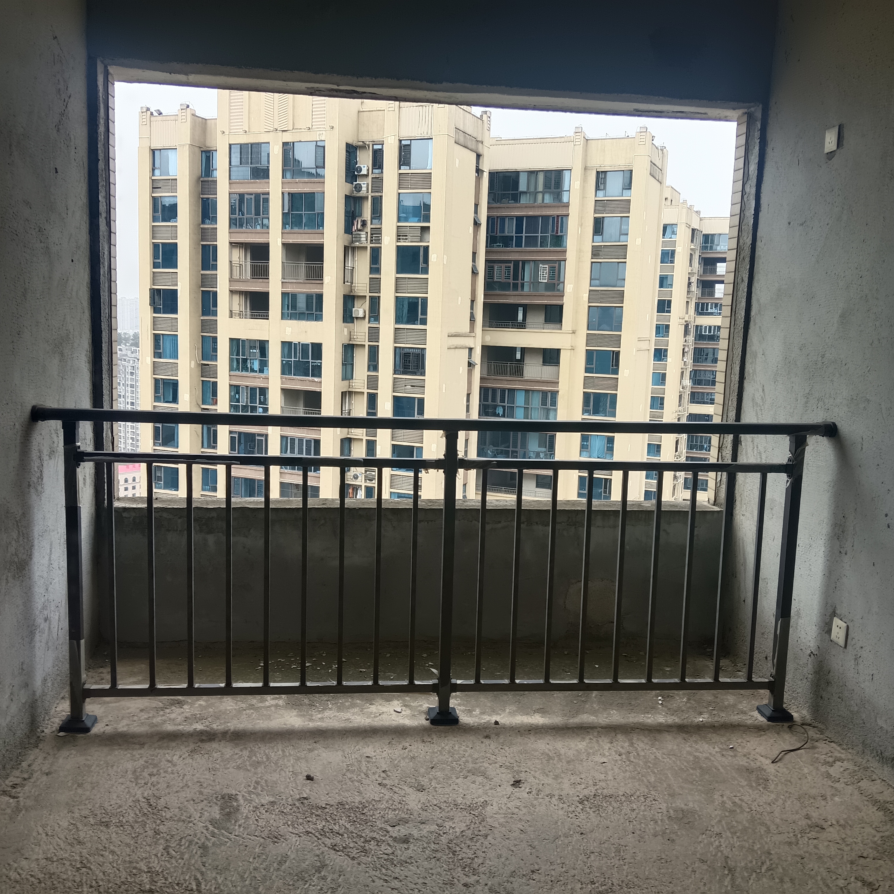 悦江山  4室2厅2卫    68.0万客厅