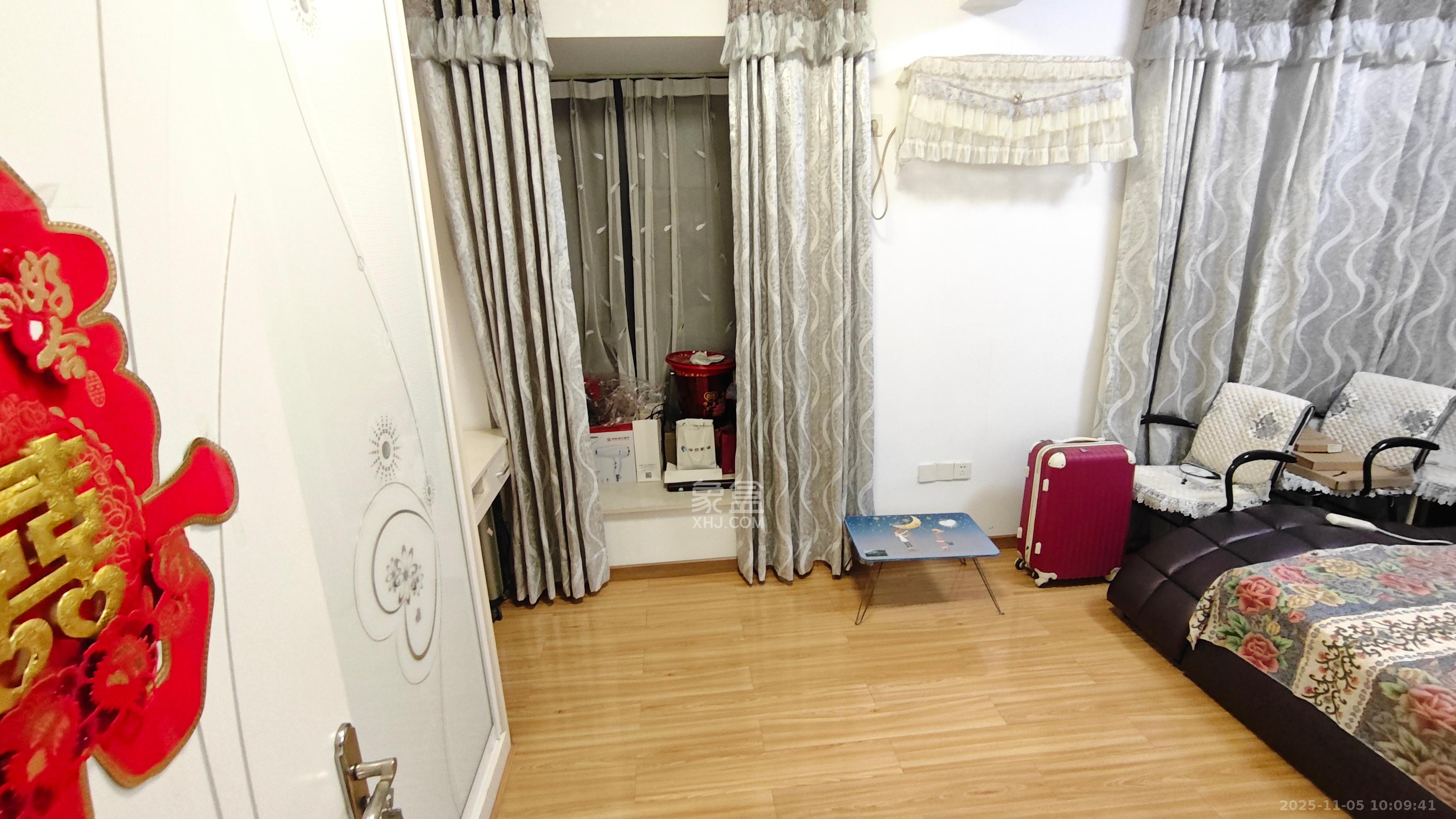 湘电友谊一号 4室2厅2卫 55.0万 湘电友谊一号 4室2厅2卫 55.0万客厅