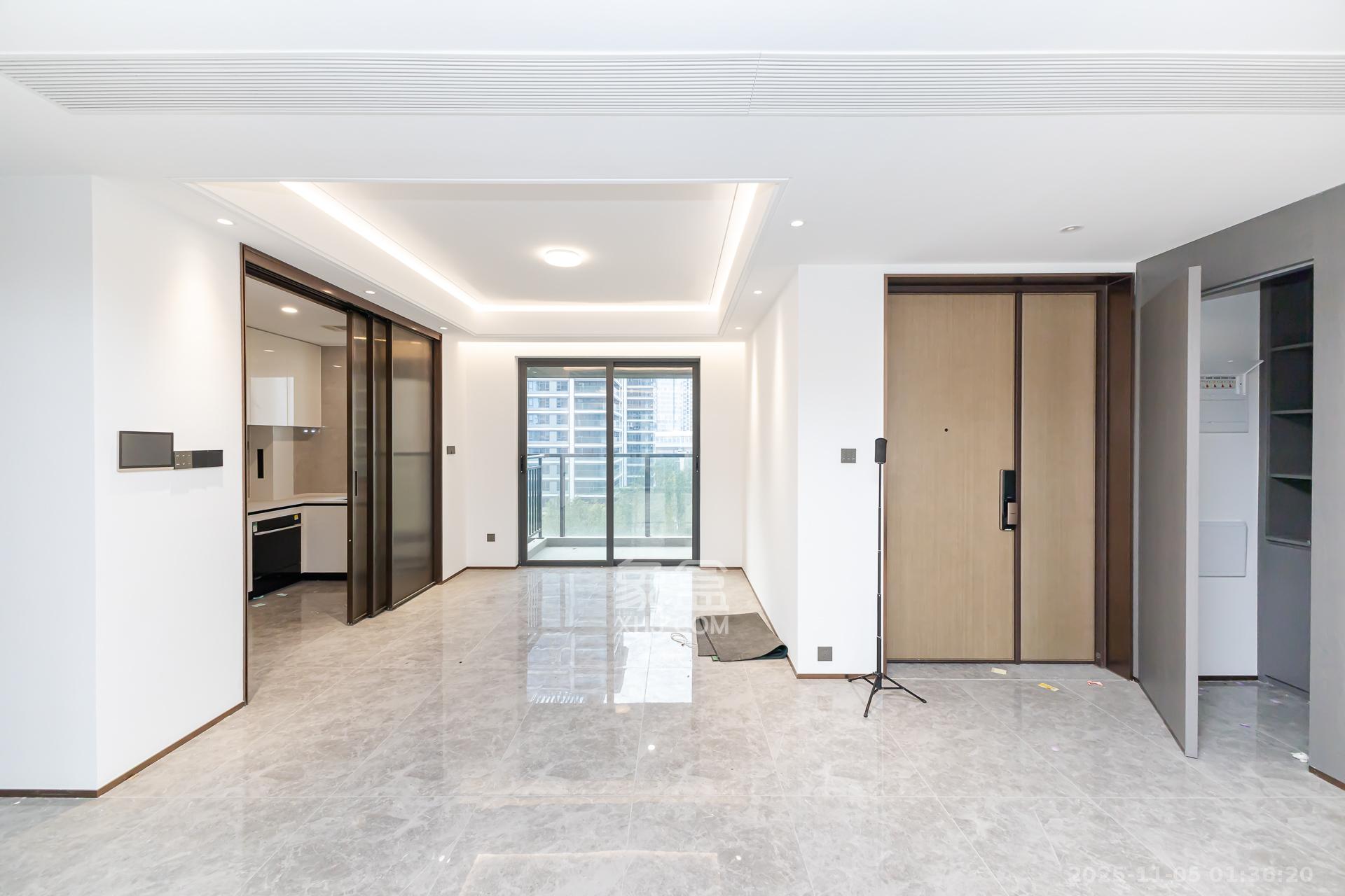 嘉臣道 4室2厅2卫 270.0万 嘉臣道 4室2厅2卫 270.0万客厅