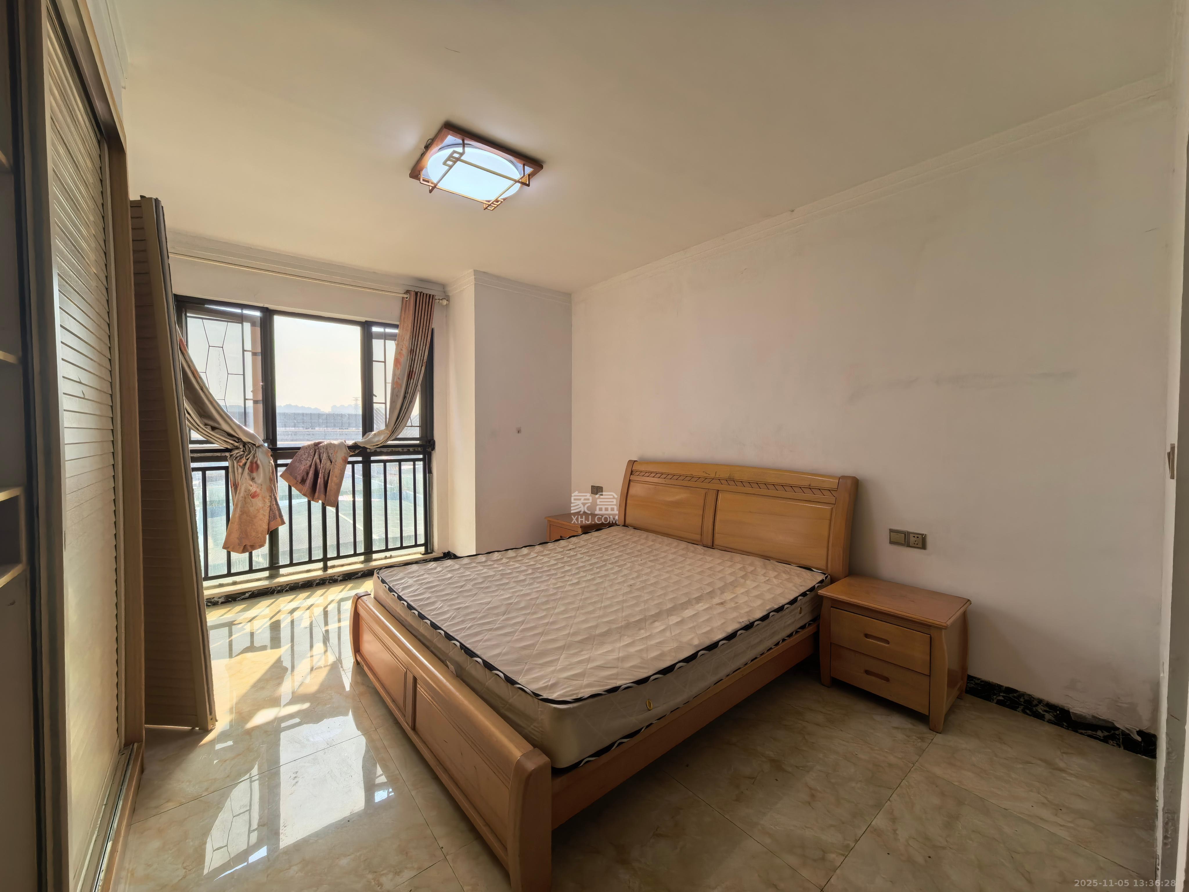 东岸梅园小区  3室2厅2卫    2400.0元/月室内图