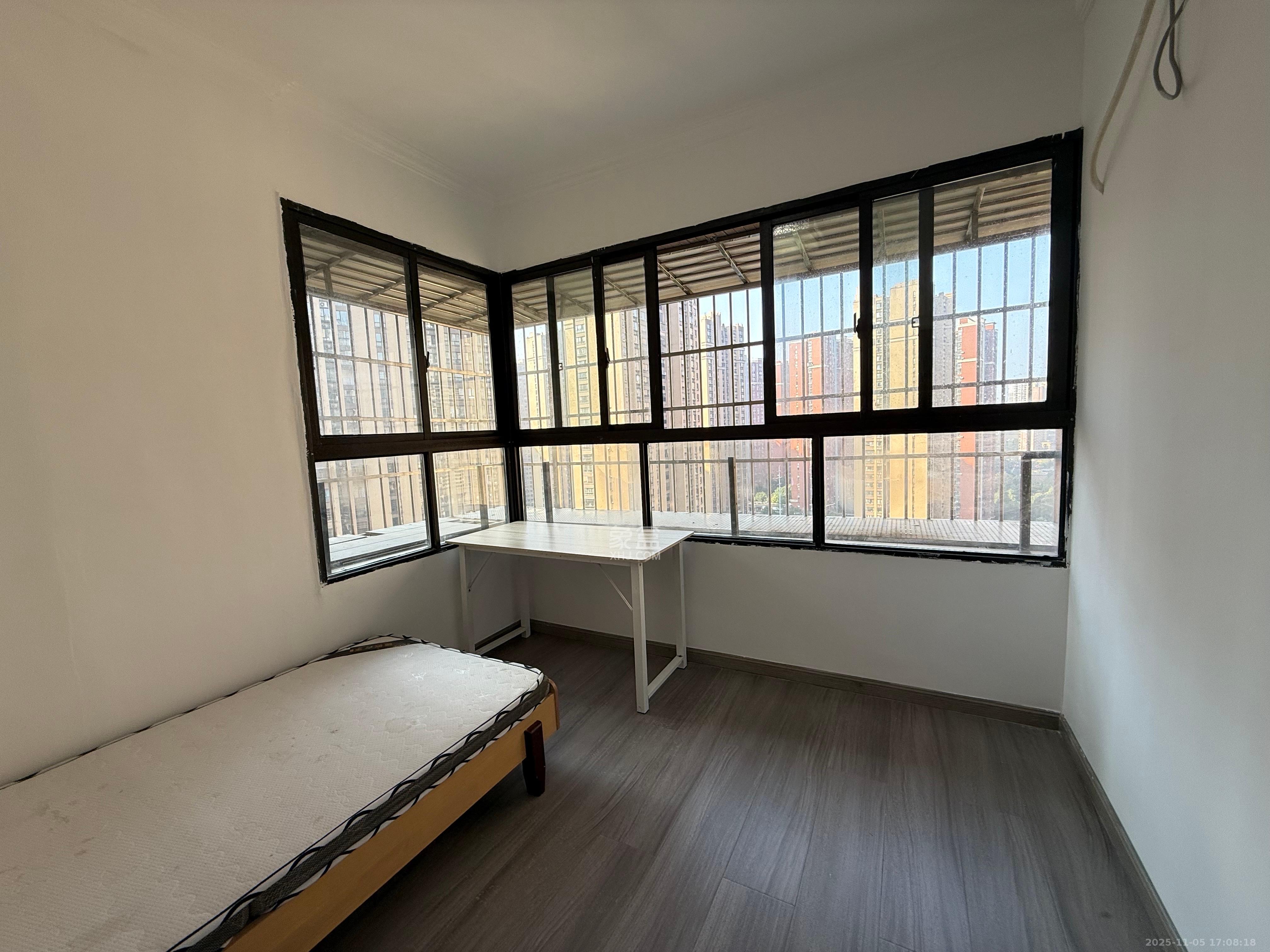 华润凤凰城三期 3室2厅1卫 2200.0元/月 华润凤凰城三期 3室2厅1卫 2200.0元/月室内图