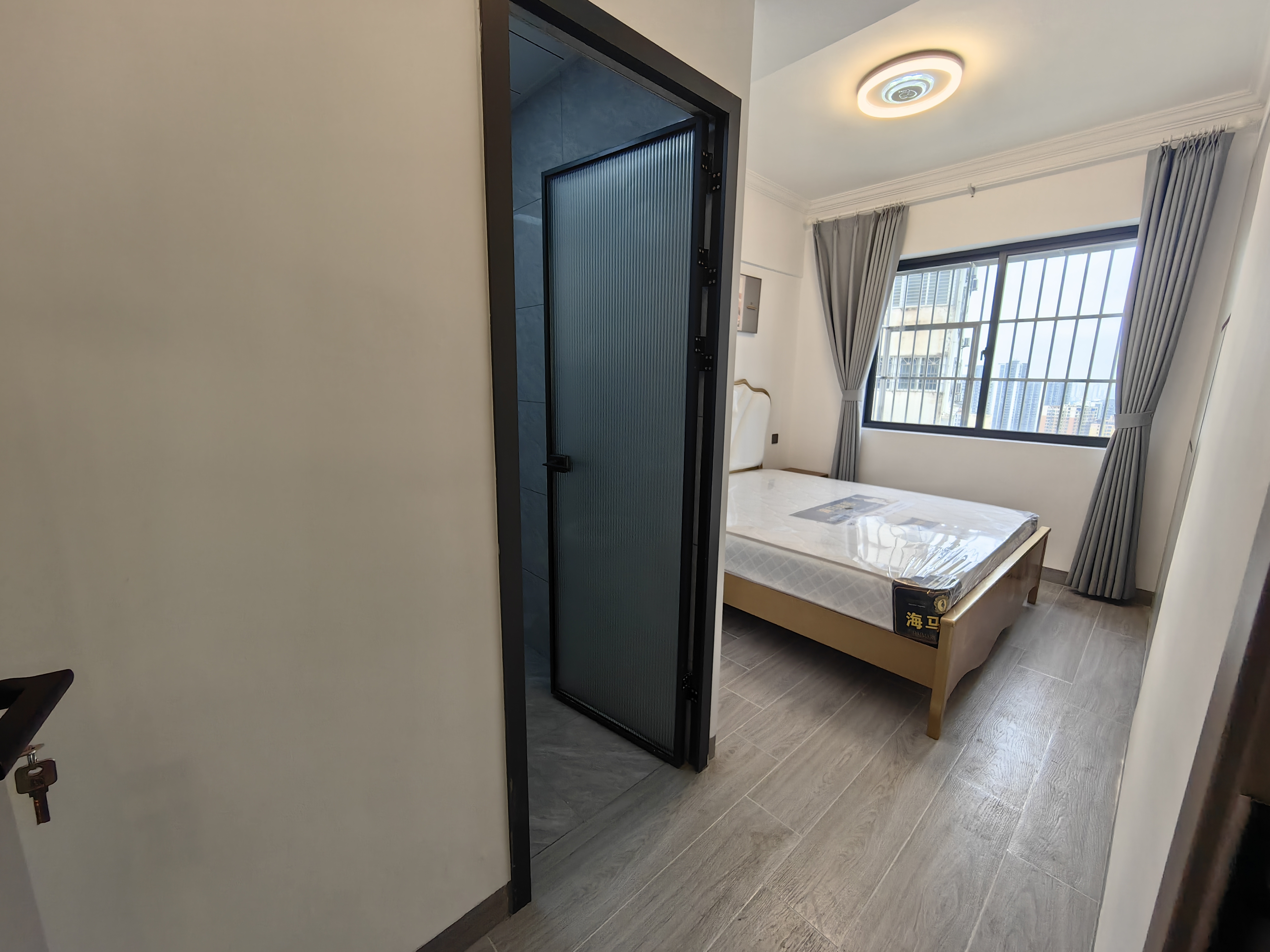 皇家花园 5室2厅2卫 123.0万 皇家花园 5室2厅2卫 123.0万客厅