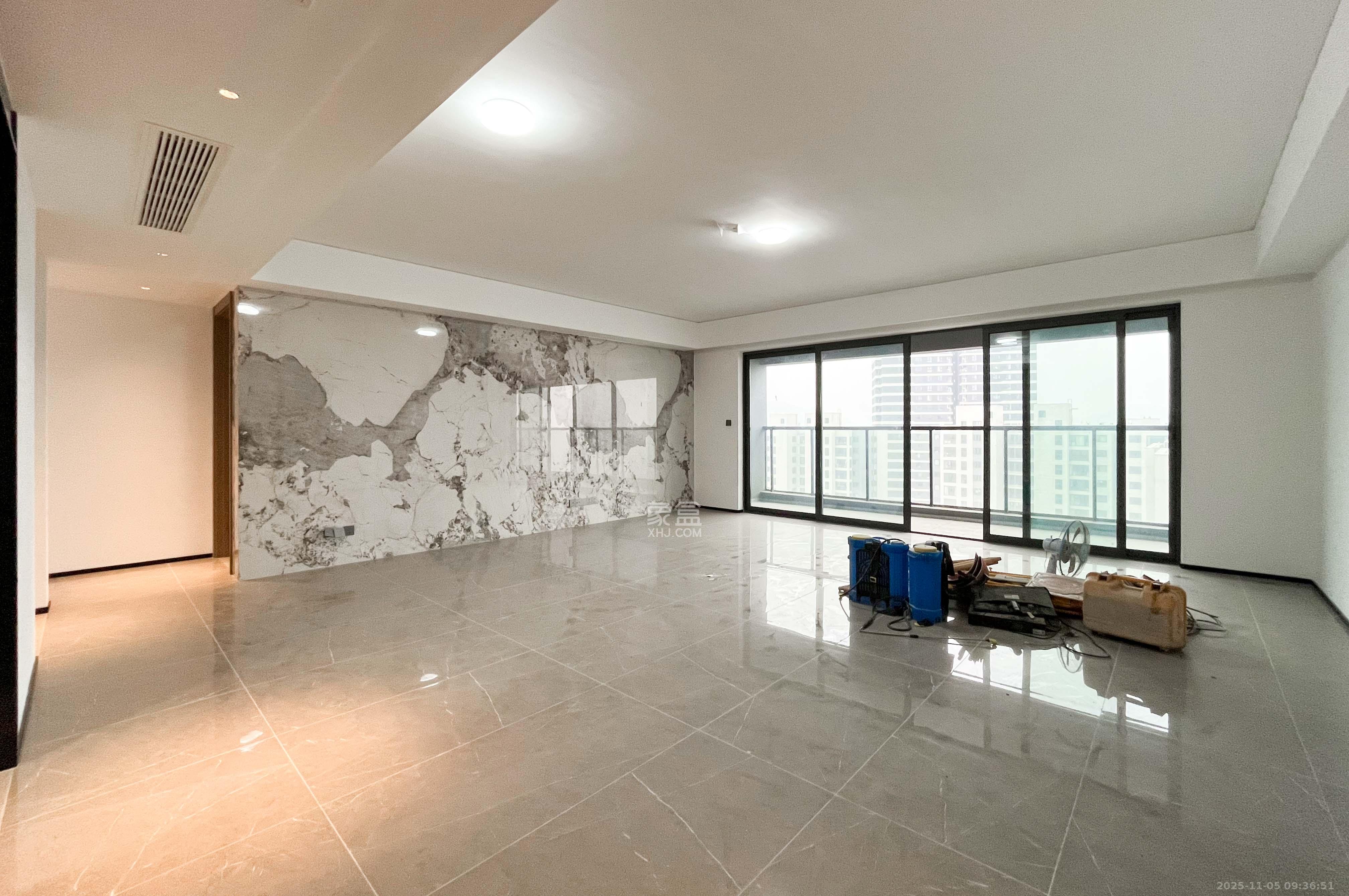 金地峯范 4室2厅2卫 280.0万 金地峯范 4室2厅2卫 280.0万客厅