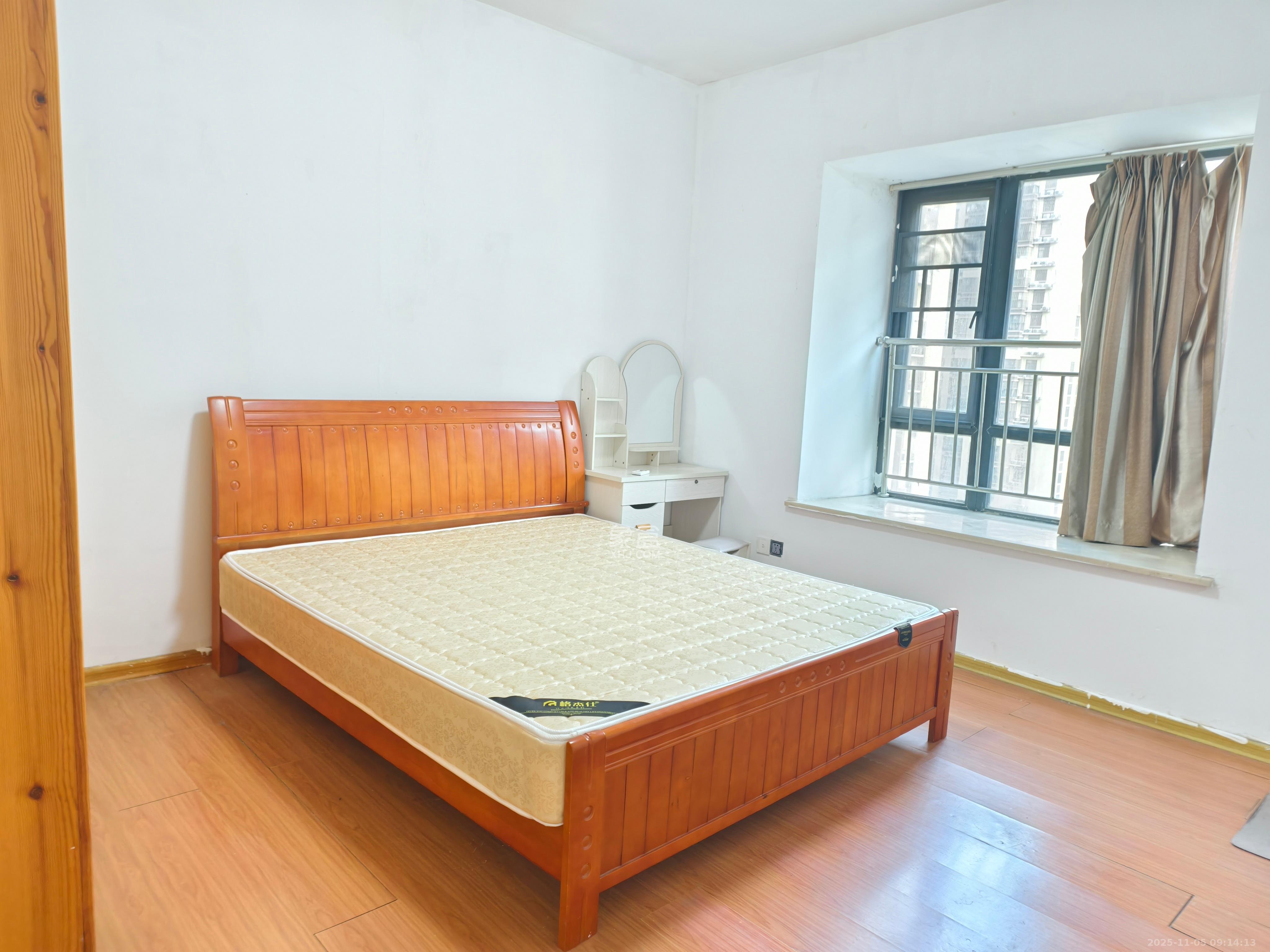 英郡年华  3室2厅2卫    2300.0元/月室内图