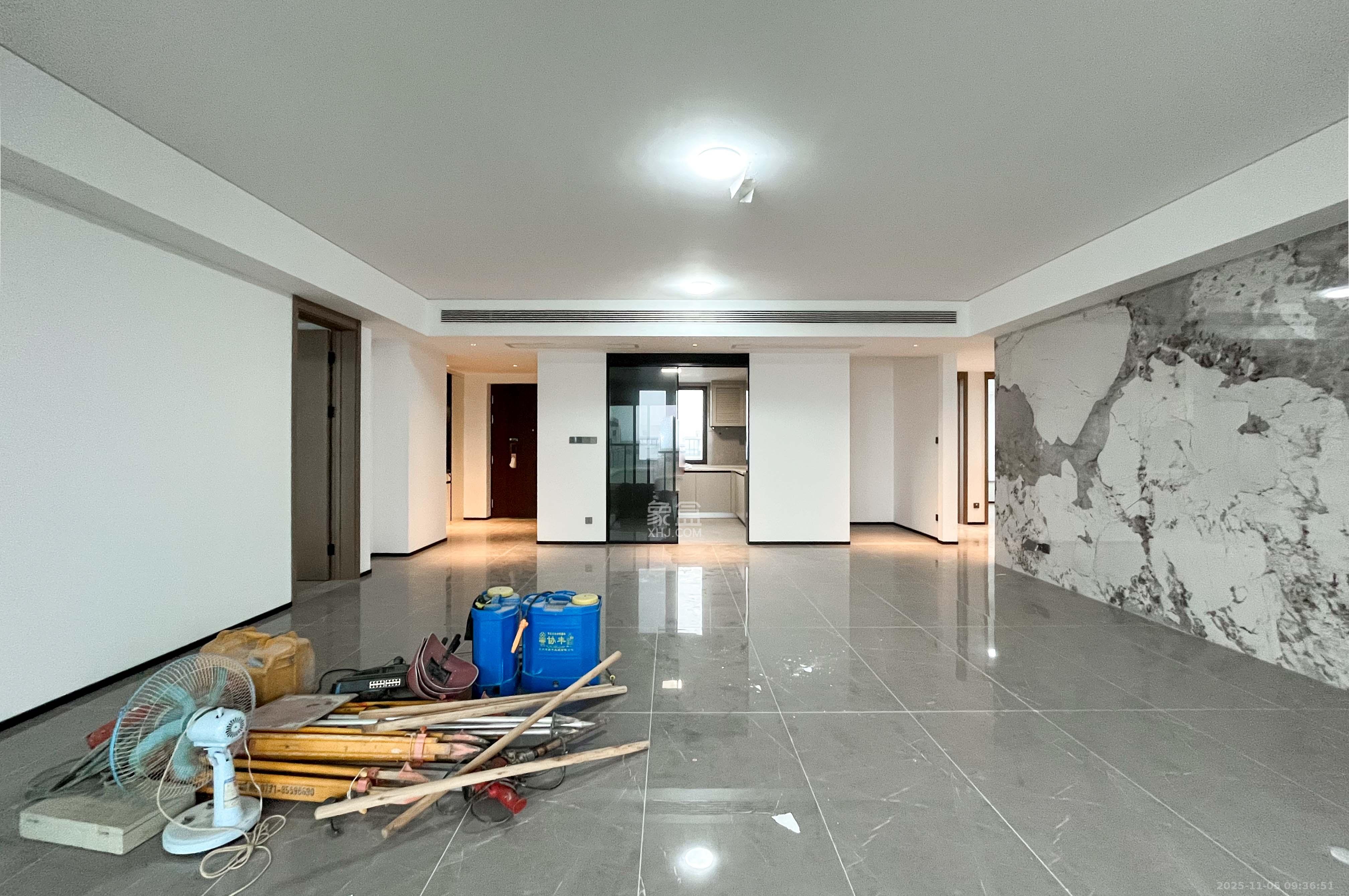 金地峯范 4室2厅2卫 280.0万 金地峯范 4室2厅2卫 280.0万客厅