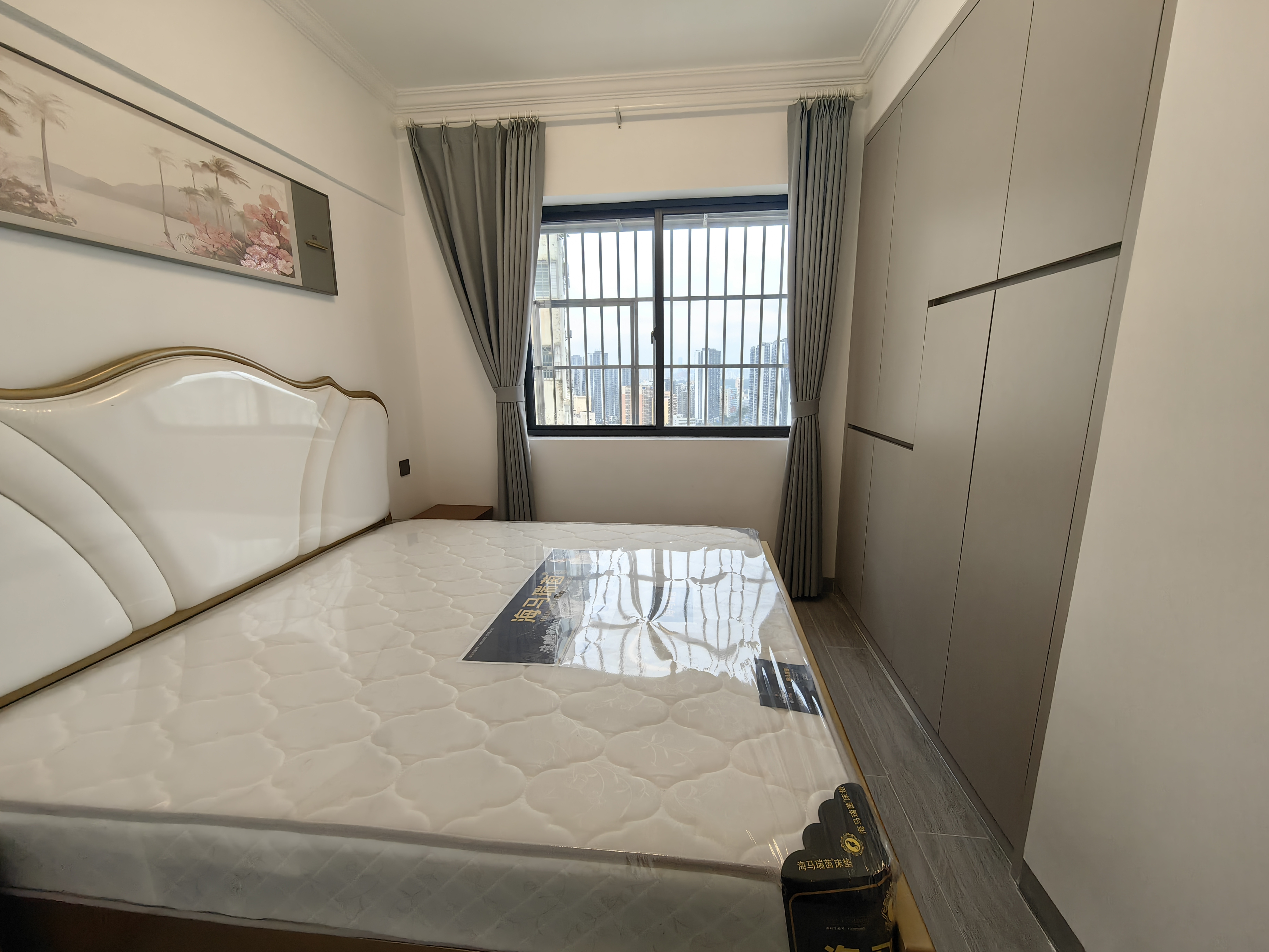 皇家花园 5室2厅2卫 123.0万 皇家花园 5室2厅2卫 123.0万客厅